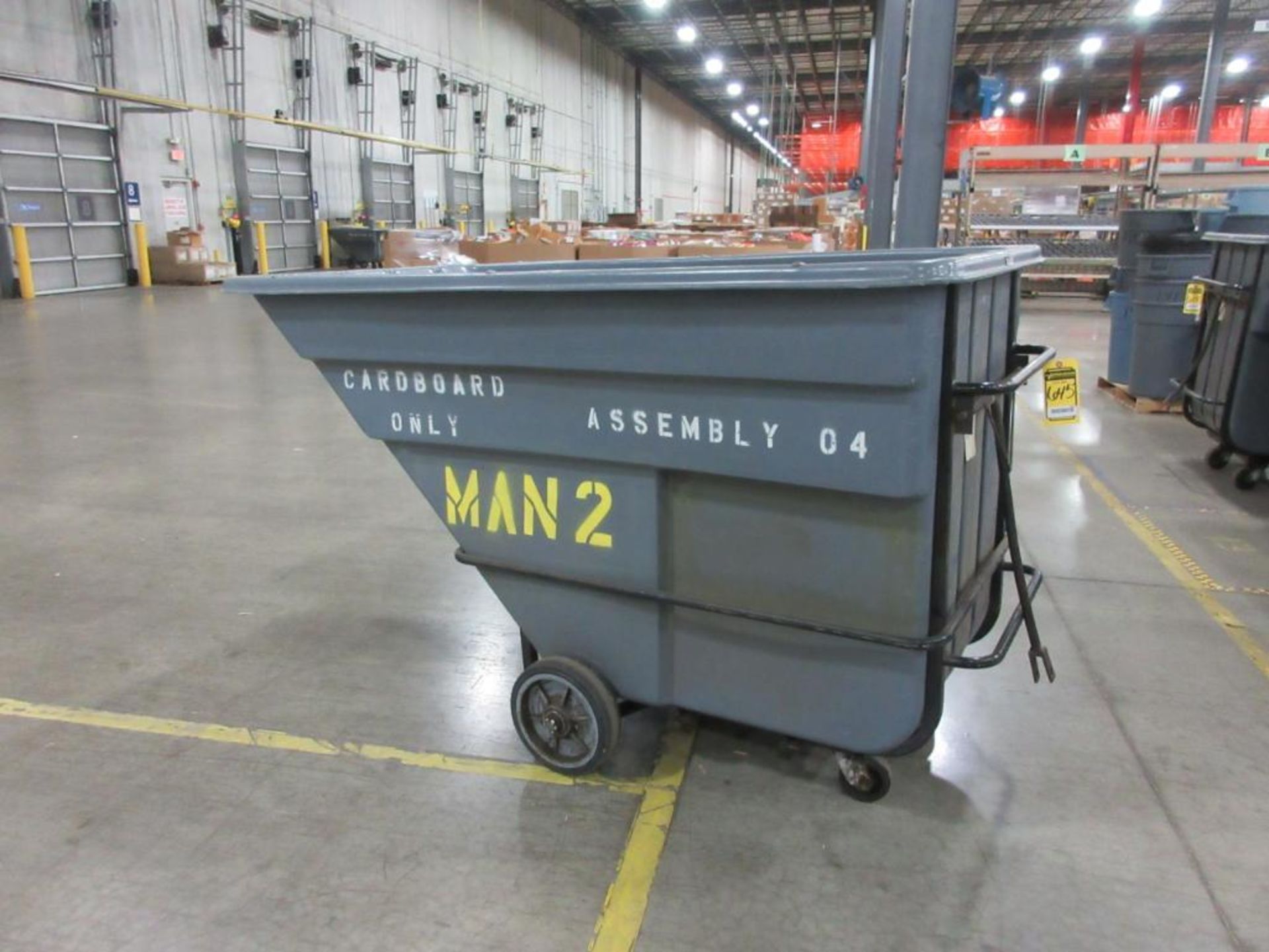 RUBBERMAID 1 1/2 CU. YD. TILT TRUCK