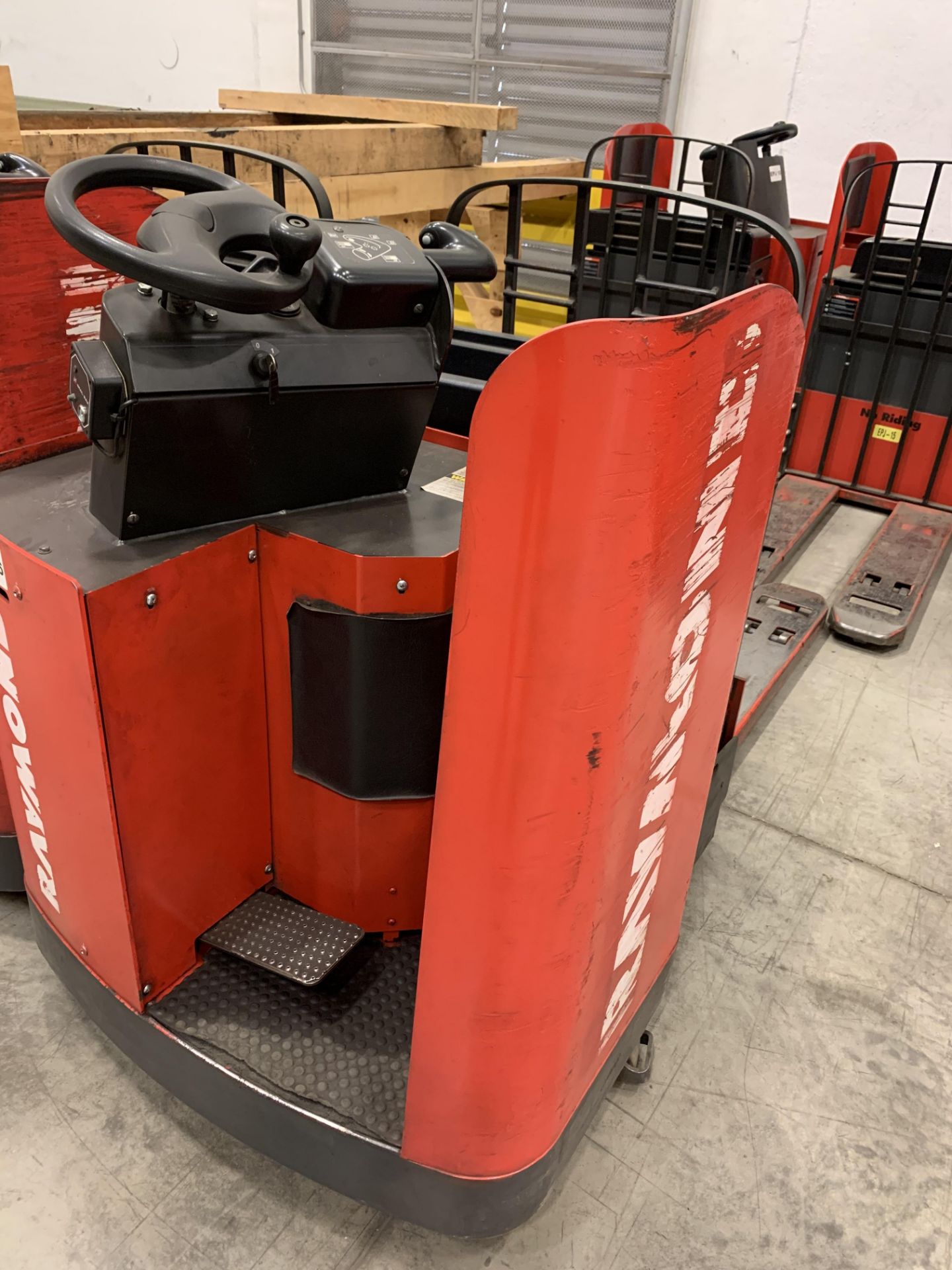 2004 RAYMOND 6,000-LB. CAPACITY ELECTRIC PALLET RIDER, MODEL 19F60L, S/N 019-04-55985, WITH 24-VOLT - Image 6 of 8