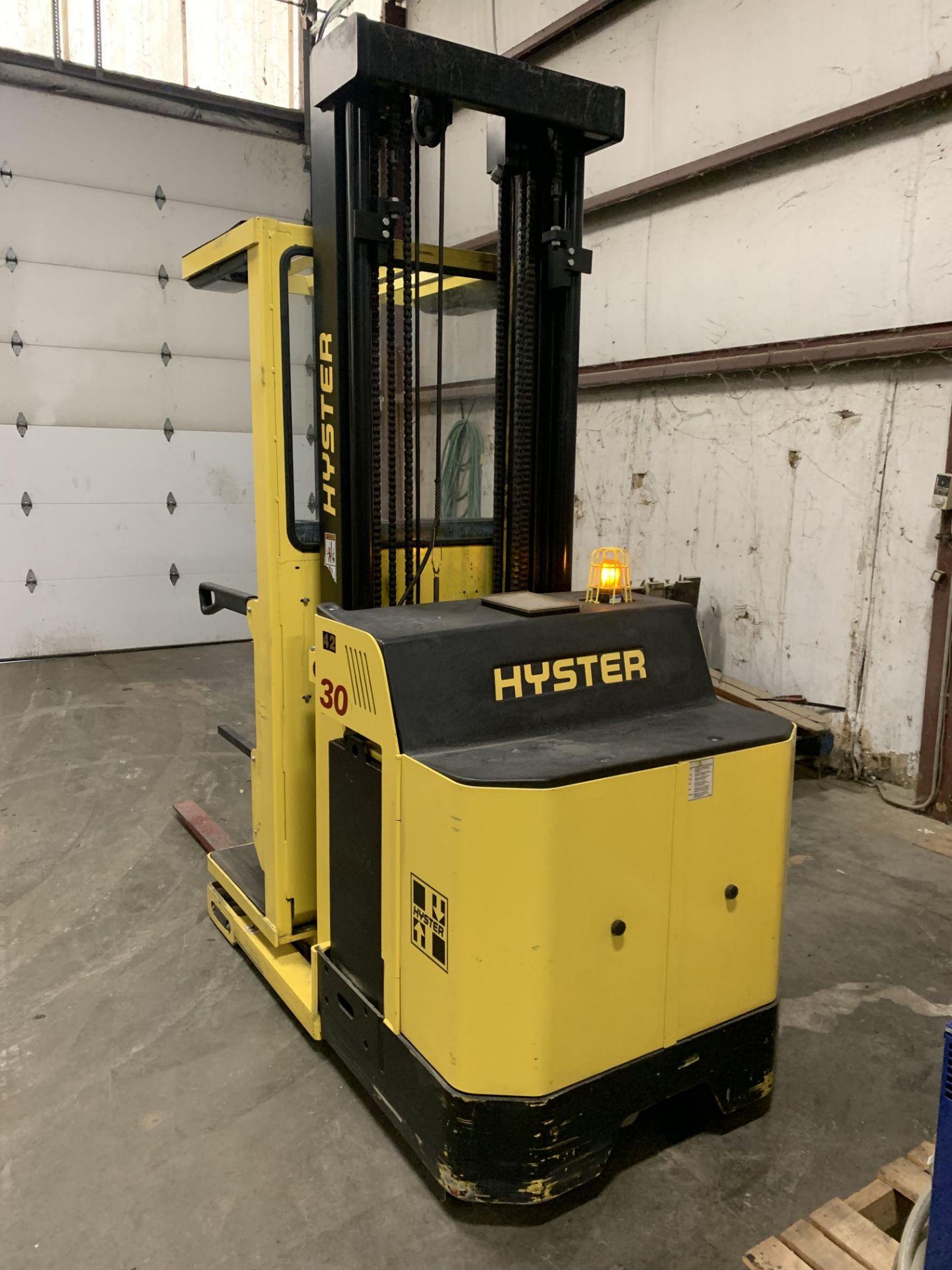 *LOCATED HAMILTON, OH* 2015 HYSTER 3,000-LB. CAP ORDER PICKER, MODEL: R30XM3, 36V, 240" LIFT HEIGHT - Image 2 of 4