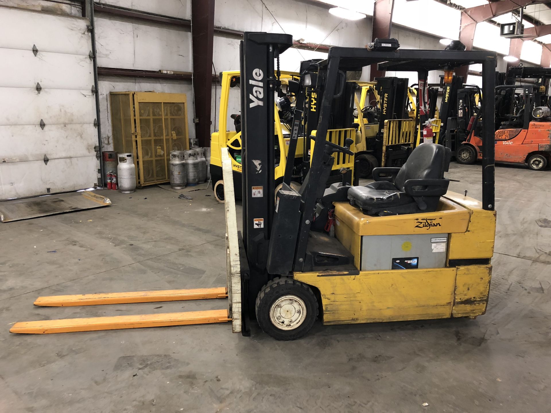 YALE 3,500 LB. CAPACITY ELECTRIC FORKLIFT, MODEL ERP035, S/N E807N02533X, 3-STAGE MAST, 189'' LIFT