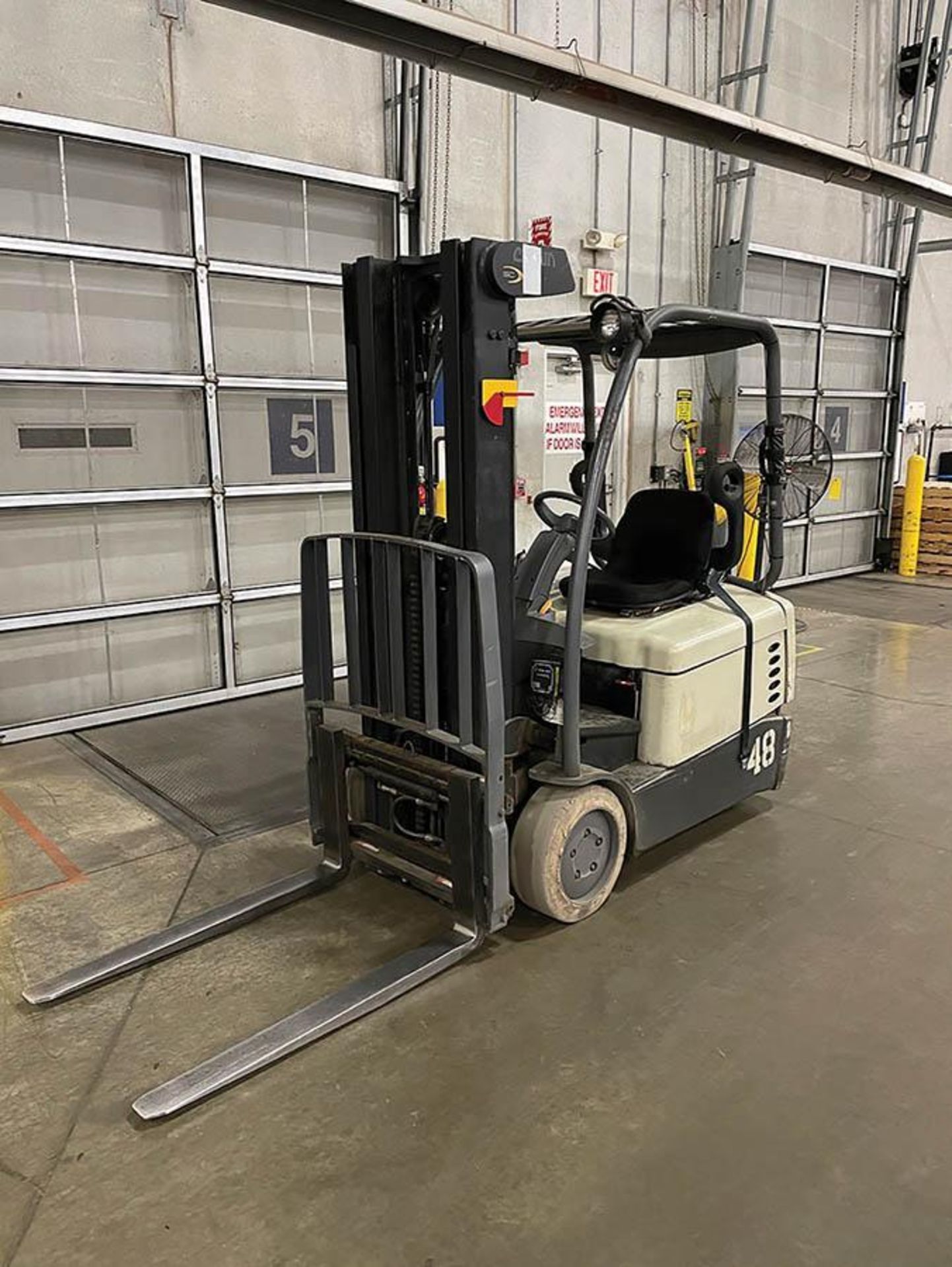 2005 CROWN 3,000 LB. CAP. ELECTRIC FORKLIFT W/ 36 V. BATTERY, 3-STAGE MAST, 190'' MAX LOAD HEIGHT, S - Image 2 of 2