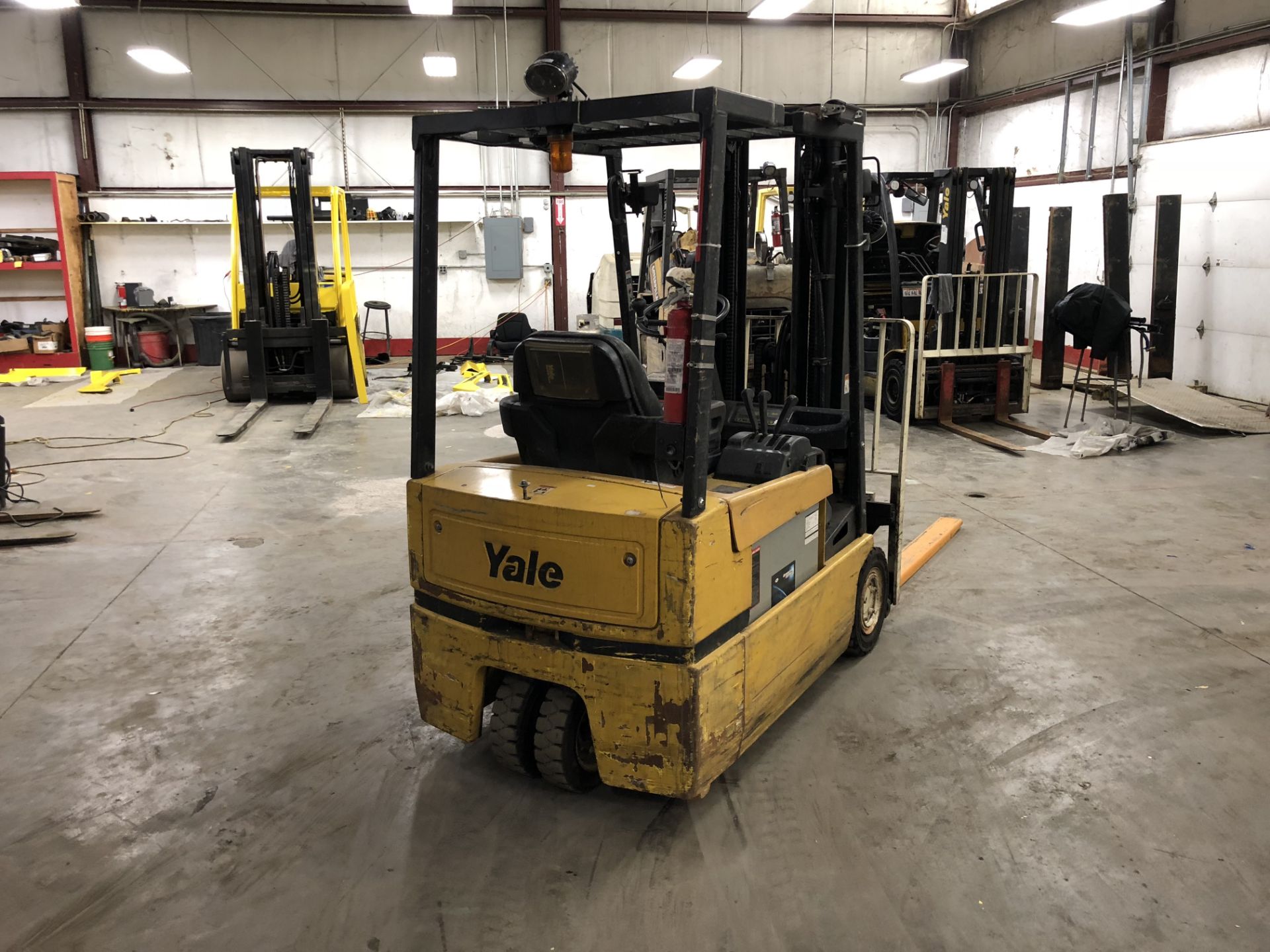 YALE 3,500 LB. CAPACITY ELECTRIC FORKLIFT, MODEL ERP035, S/N E807N02533X, 3-STAGE MAST, 189'' LIFT - Image 4 of 6