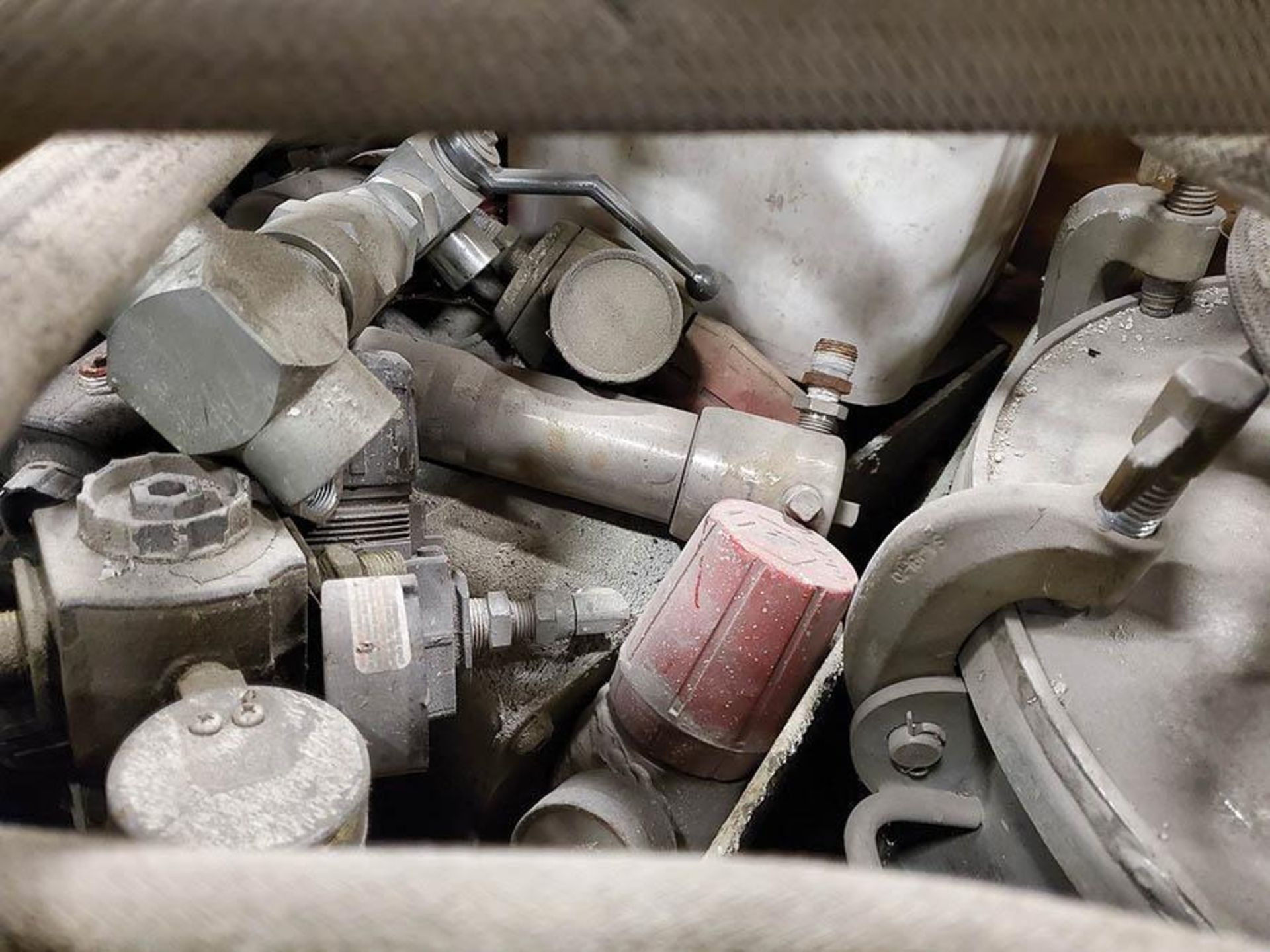 CRATE OF GRACO PAINT POTS, HOSE AND SPRAY HEADS - Image 6 of 8