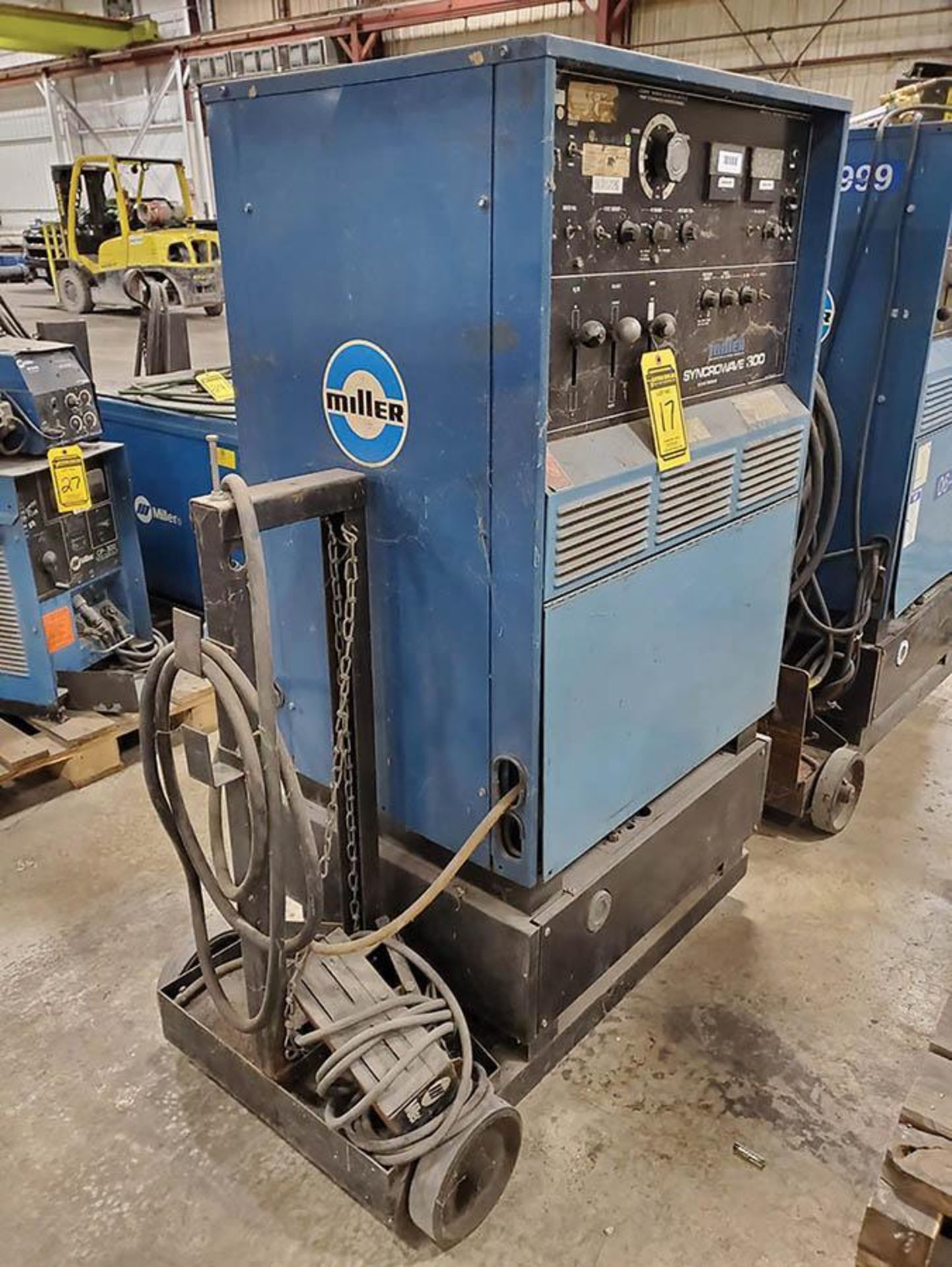 SYNCROWAVE 3000 AC/DC GAS TUNGSTEN ARC OR SHIELDED METAL ARC WELDER, COOLMATE 12 CHILLER ON BOTTLE C - Image 2 of 4