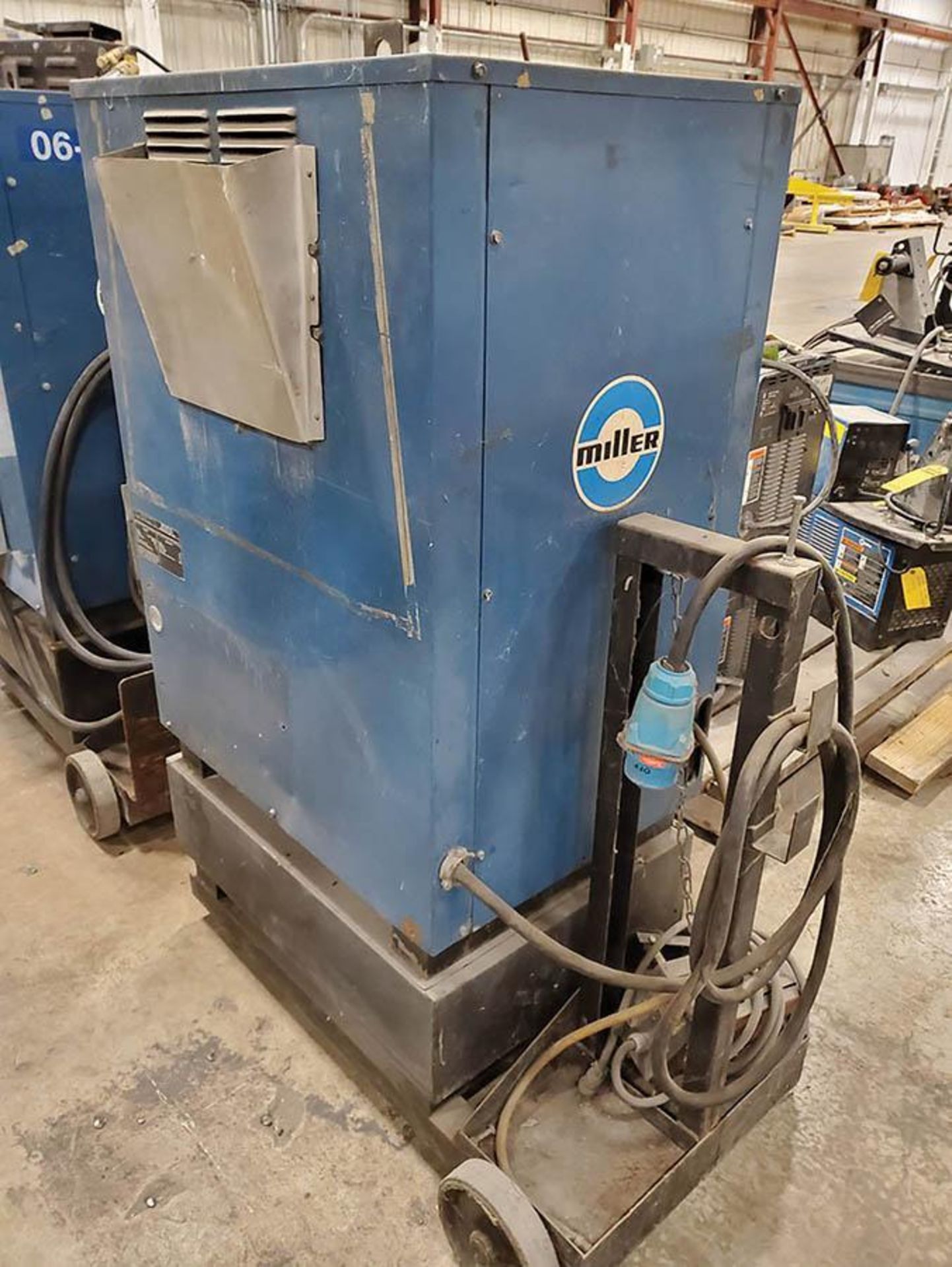 SYNCROWAVE 3000 AC/DC GAS TUNGSTEN ARC OR SHIELDED METAL ARC WELDER, COOLMATE 12 CHILLER ON BOTTLE C - Image 3 of 4