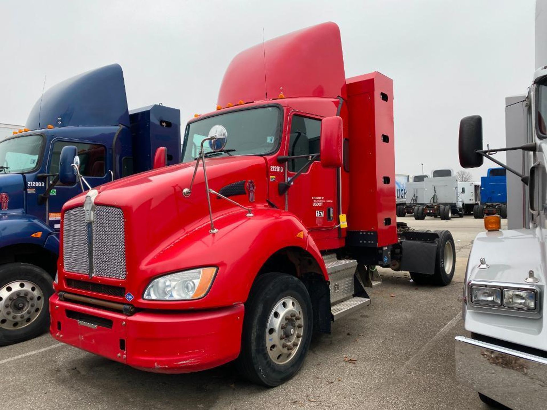 2013 KENWORTH T440 TRACTOR, SINGLE AXLE, DAY CAB, COMPRESSED NATURAL GAS (CNG), CUMMINS ISLG 320 CNG