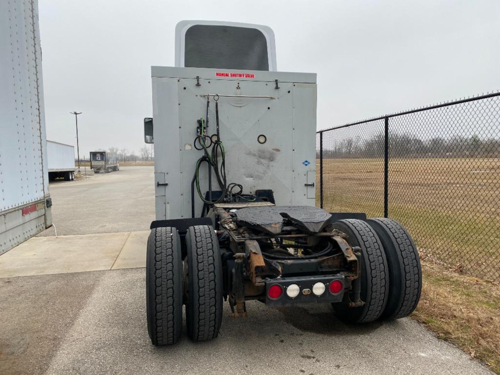 2013 KENWORTH T440 TRACTOR, SINGLE AXLE, DAY CAB, COMPRESSED NATURAL GAS (CNG), CUMMINS ISLG 320 CNG - Image 4 of 11