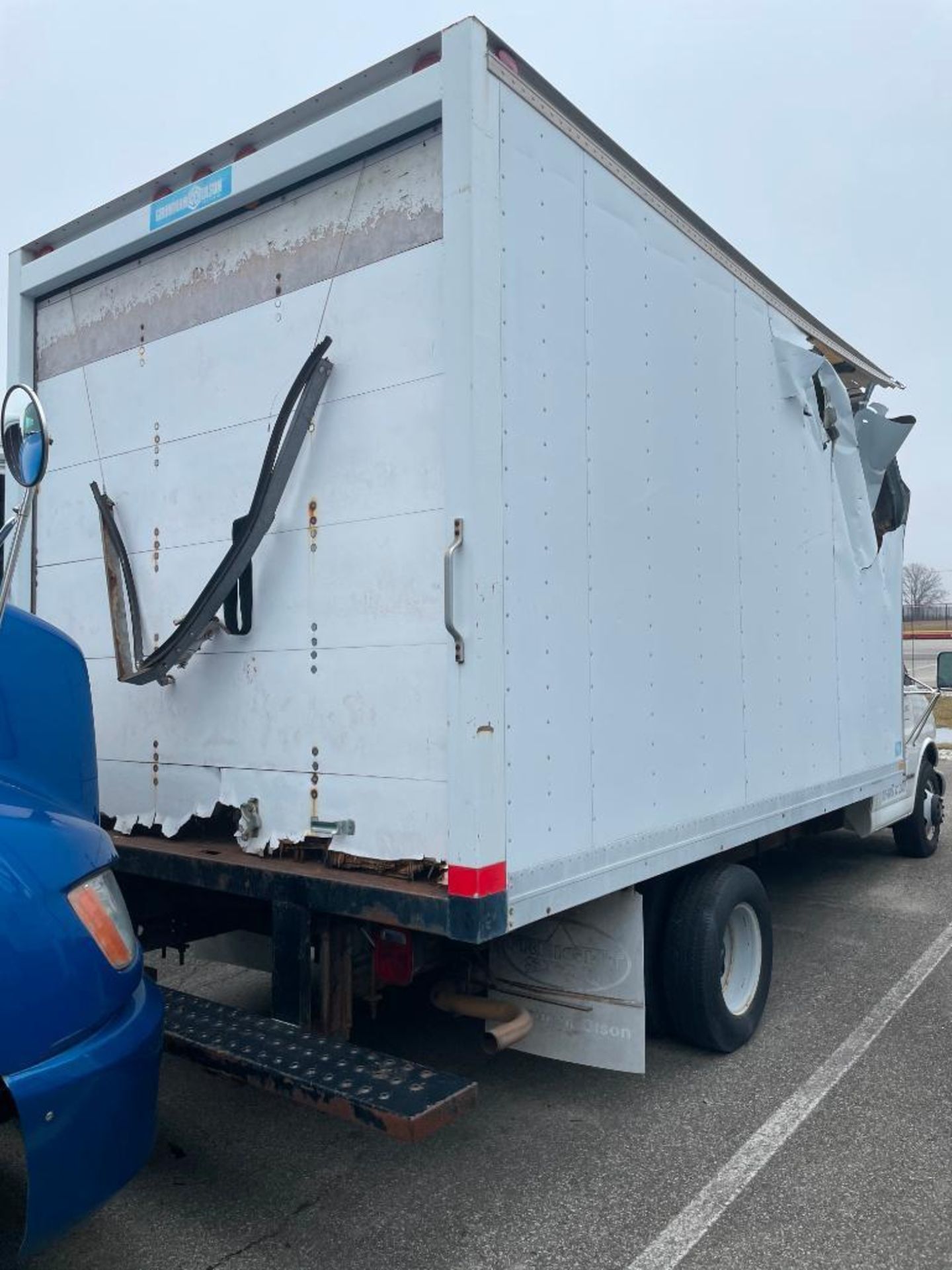 2000 CHEVROLET BOX TRUCK, WRECKED, 94,575 MILES, VIN 1GBJG31R8Y1223105, UNIT 0201 - Image 6 of 8