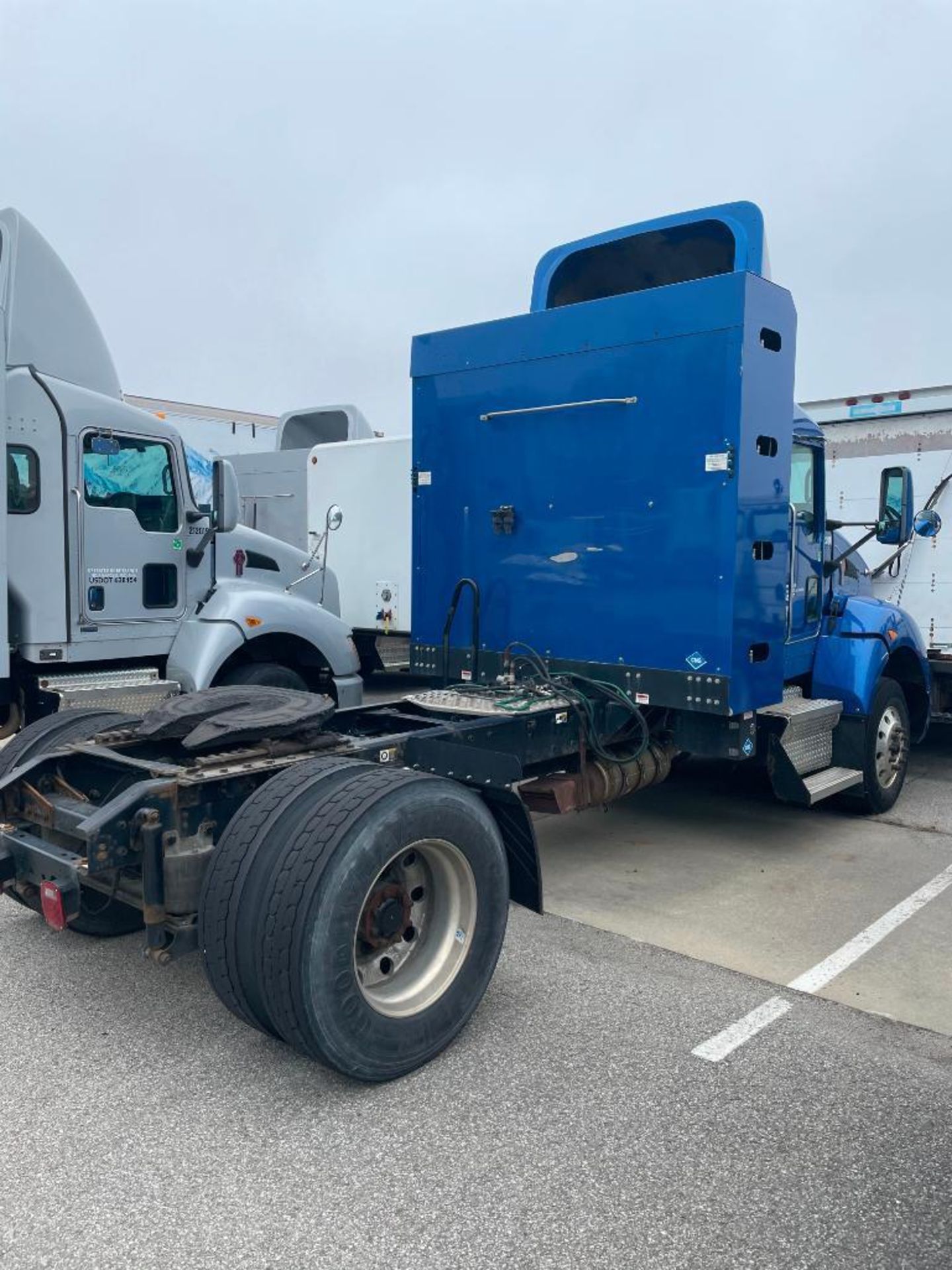 2013 KENWORTH T440 TRACTOR, SINGLE AXLE, DAY CAB, COMPRESSED NATURAL GAS (CNG), CUMMINS ISLG 320 CNG - Image 3 of 9