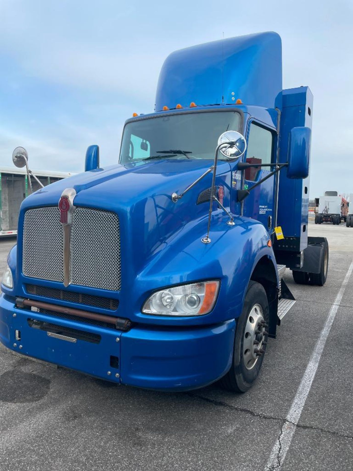 2013 KENWORTH T440 TRACTOR, SINGLE AXLE, DAY CAB, COMPRESSED NATURAL GAS (CNG), CUMMINS ISLG 320 CNG - Image 3 of 9