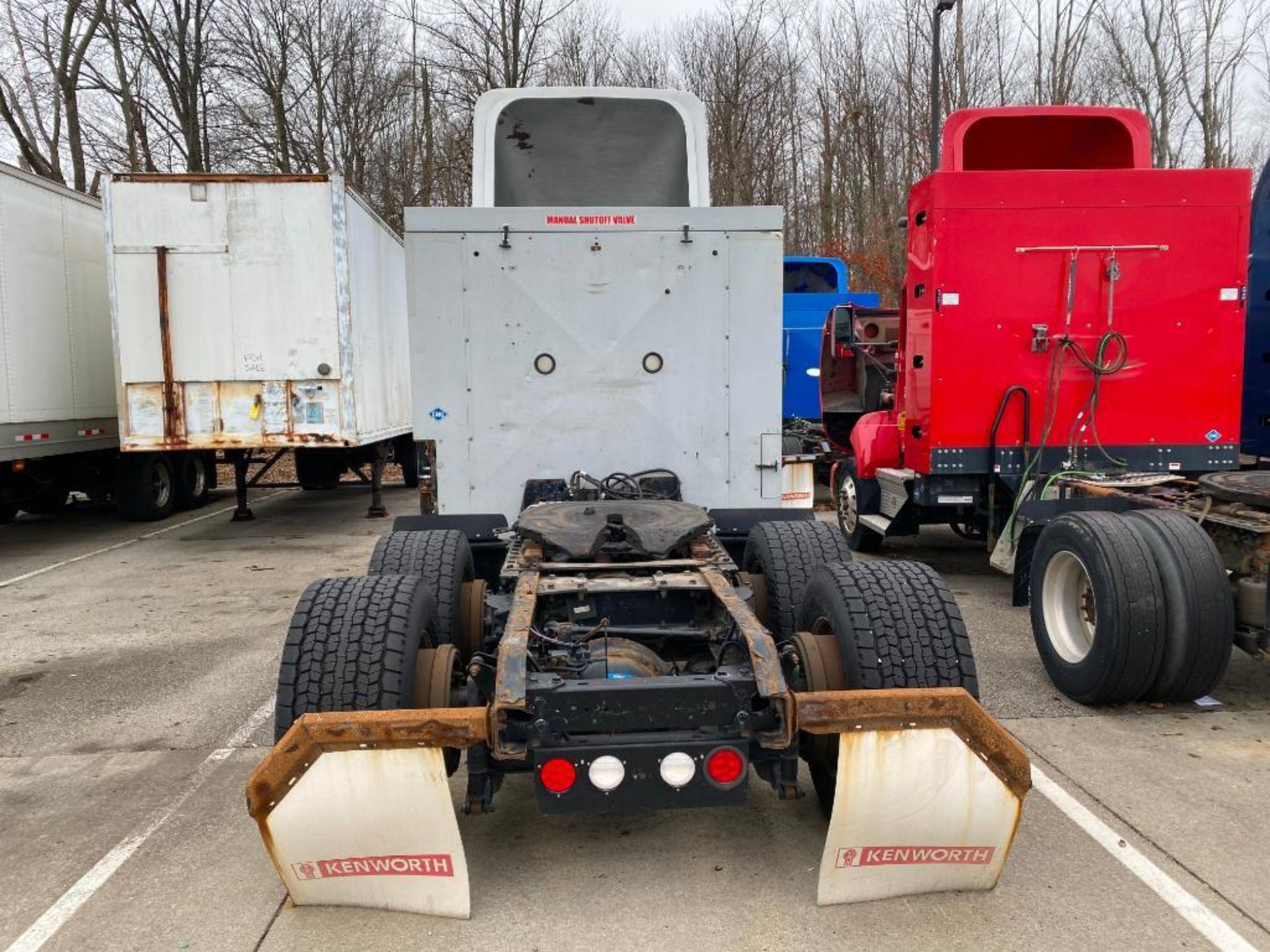 2014 KENWORTH T800 TRACTOR, TANDEM AXLE, DAY CAB, COMPRESSED NATURAL GAS (CNG), 412,208 MILES, VIN 1 - Image 4 of 9