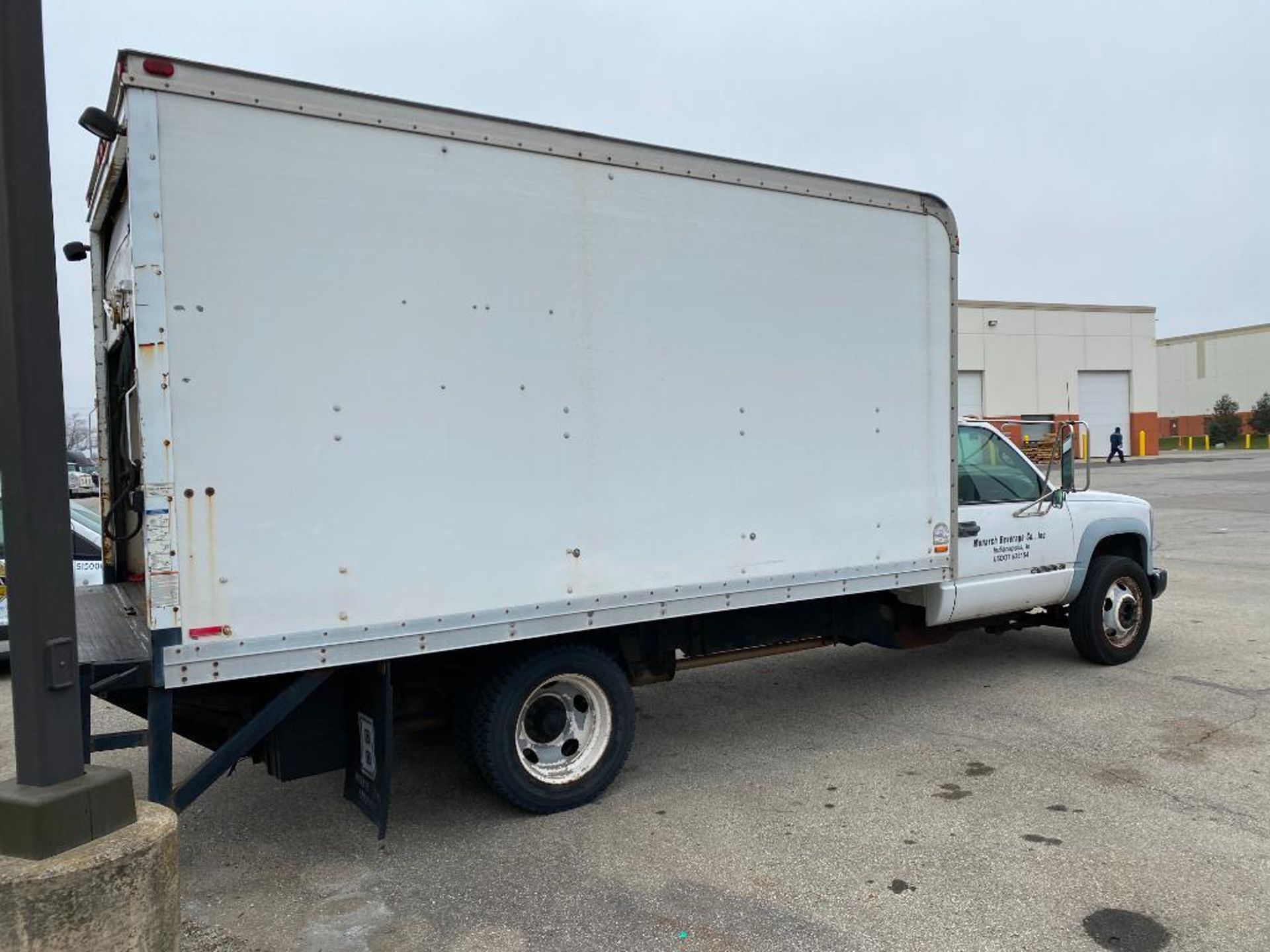 2000 CHEVROLET 3500HD BOX TRUCK, DUALS,NO LIFT GATE, GAS, 109,478 MILES, VIN 1GBKC34J9YF426089 - Image 3 of 6