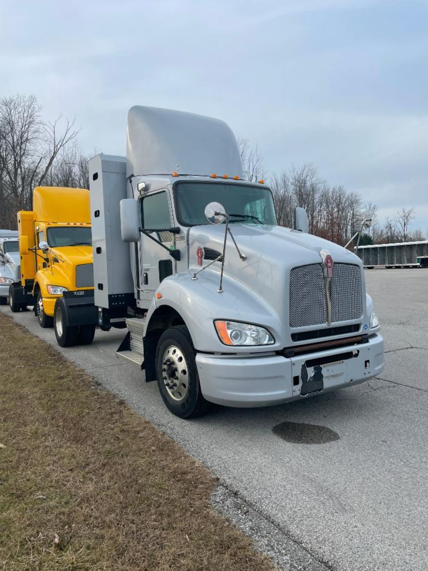 2013 KENWORTH T440 TRACTOR, SINGLE AXLE, DAY CAB, COMPRESSED NATURAL GAS (CNG), CUMMINS ISLG 320 CNG - Image 3 of 9