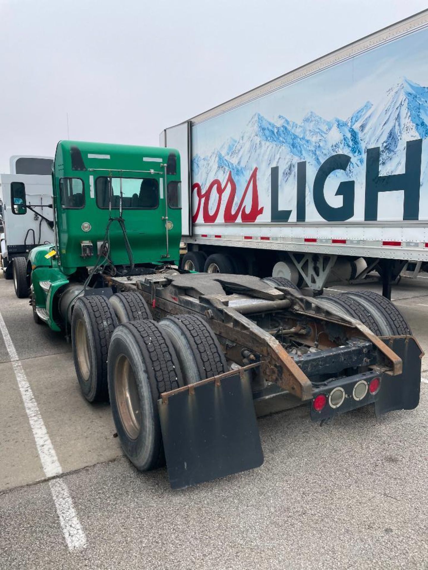 2012 KENWORTH T660 TRACTOR, TANDEM AXLE, DAY CAB, CUMMINS ISX15 450ST DIESEL ENGINE, 450 HP, KALMAR - Image 2 of 9