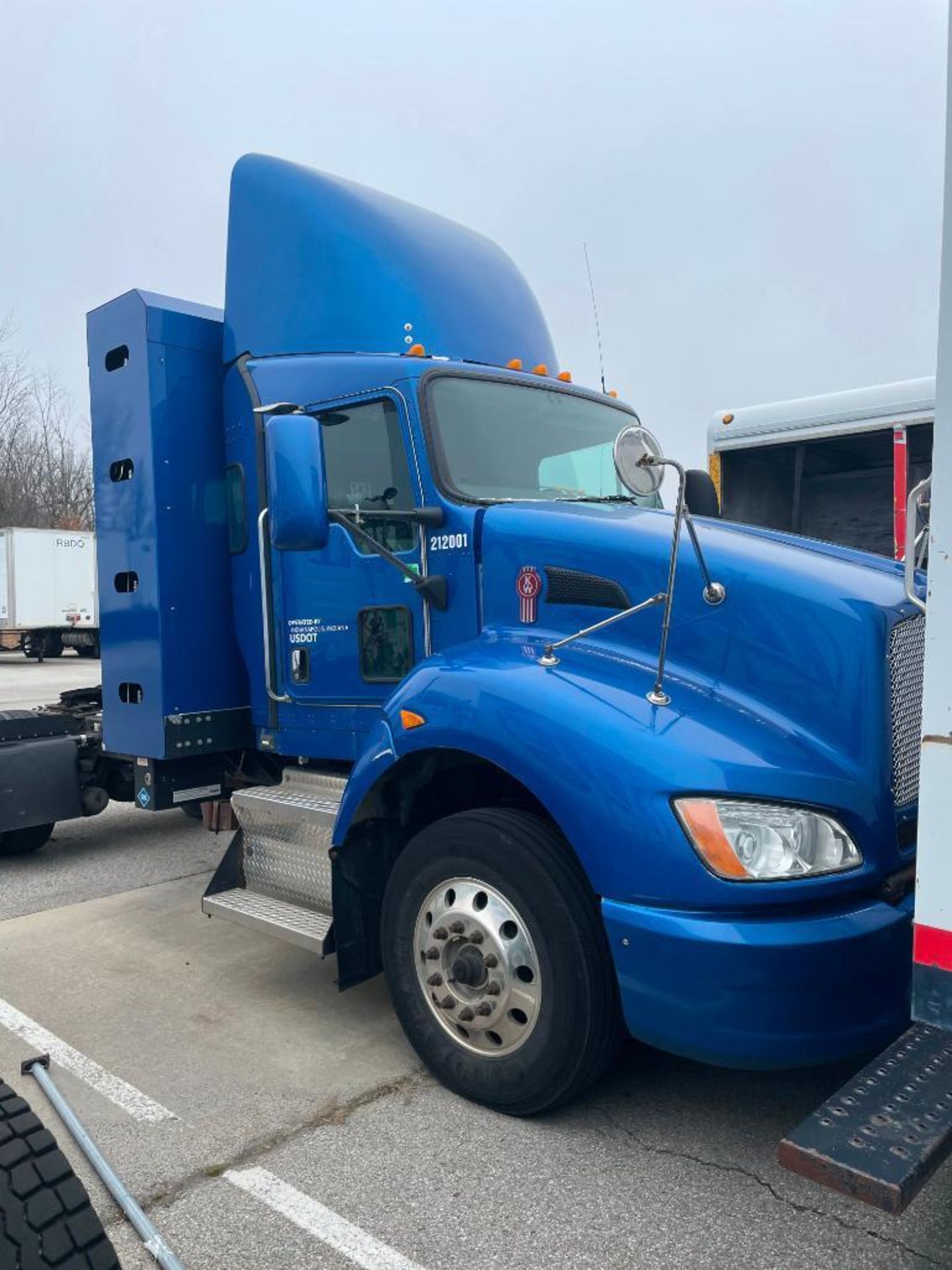 2013 KENWORTH T440 TRACTOR, SINGLE AXLE, DAY CAB, COMPRESSED NATURAL GAS (CNG), CUMMINS ISLG 320 CNG - Image 5 of 9