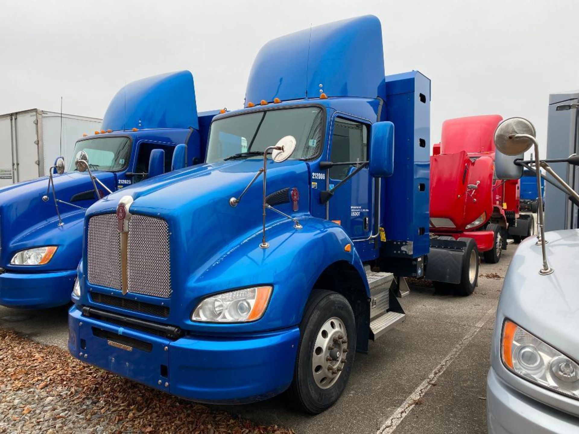 2013 KENWORTH T440 TRACTOR, SINGLE AXLE, DAY CAB, COMPRESSED NATURAL GAS (CNG), CUMMINS ISLG 320 CNG