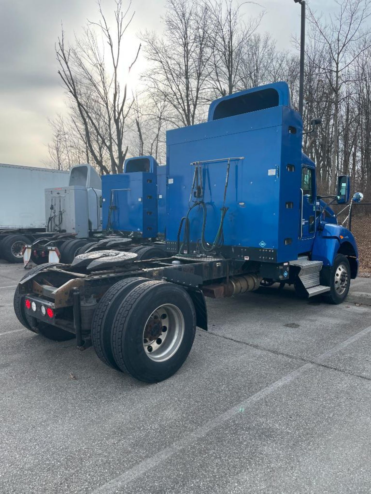 2013 KENWORTH T440 TRACTOR, SINGLE AXLE, DAY CAB, COMPRESSED NATURAL GAS (CNG), CUMMINS ISLG 320 CNG - Image 5 of 9