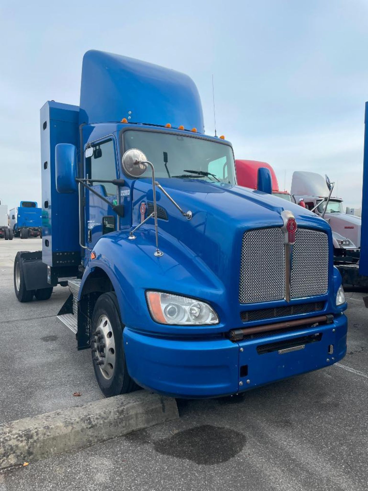 2013 KENWORTH T440 TRACTOR, SINGLE AXLE, DAY CAB, COMPRESSED NATURAL GAS (CNG), CUMMINS ISLG 320 CNG - Image 4 of 9