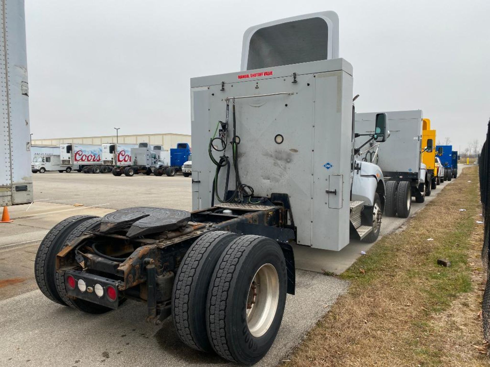 2013 KENWORTH T440 TRACTOR, SINGLE AXLE, DAY CAB, COMPRESSED NATURAL GAS (CNG), CUMMINS ISLG 320 CNG - Image 6 of 11