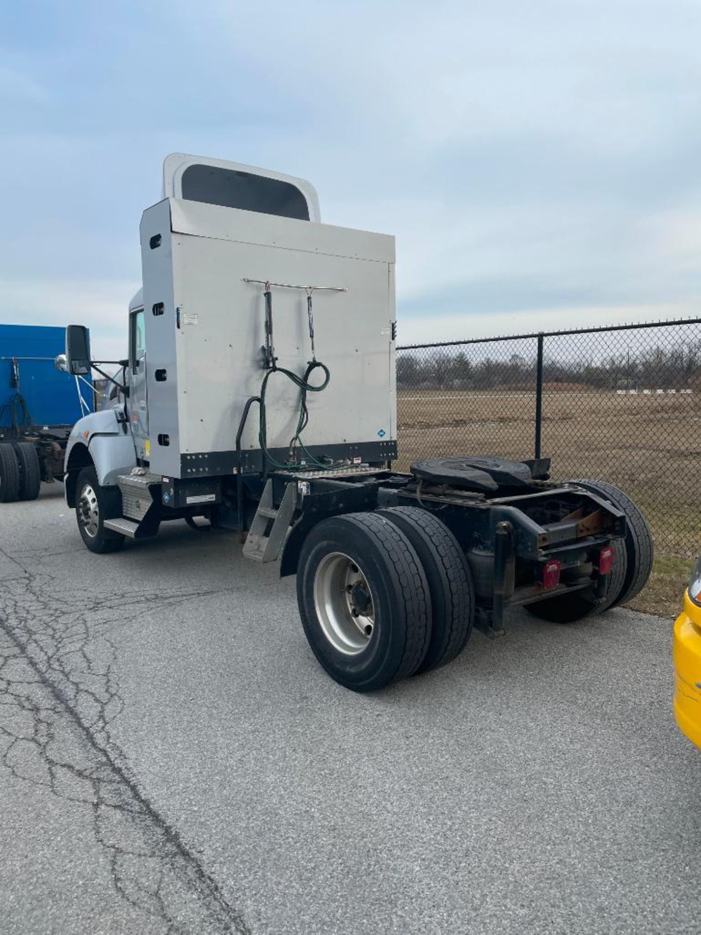 2013 KENWORTH T440 TRACTOR, SINGLE AXLE, DAY CAB, COMPRESSED NATURAL GAS (CNG), CUMMINS ISLG 320 CNG - Image 5 of 9