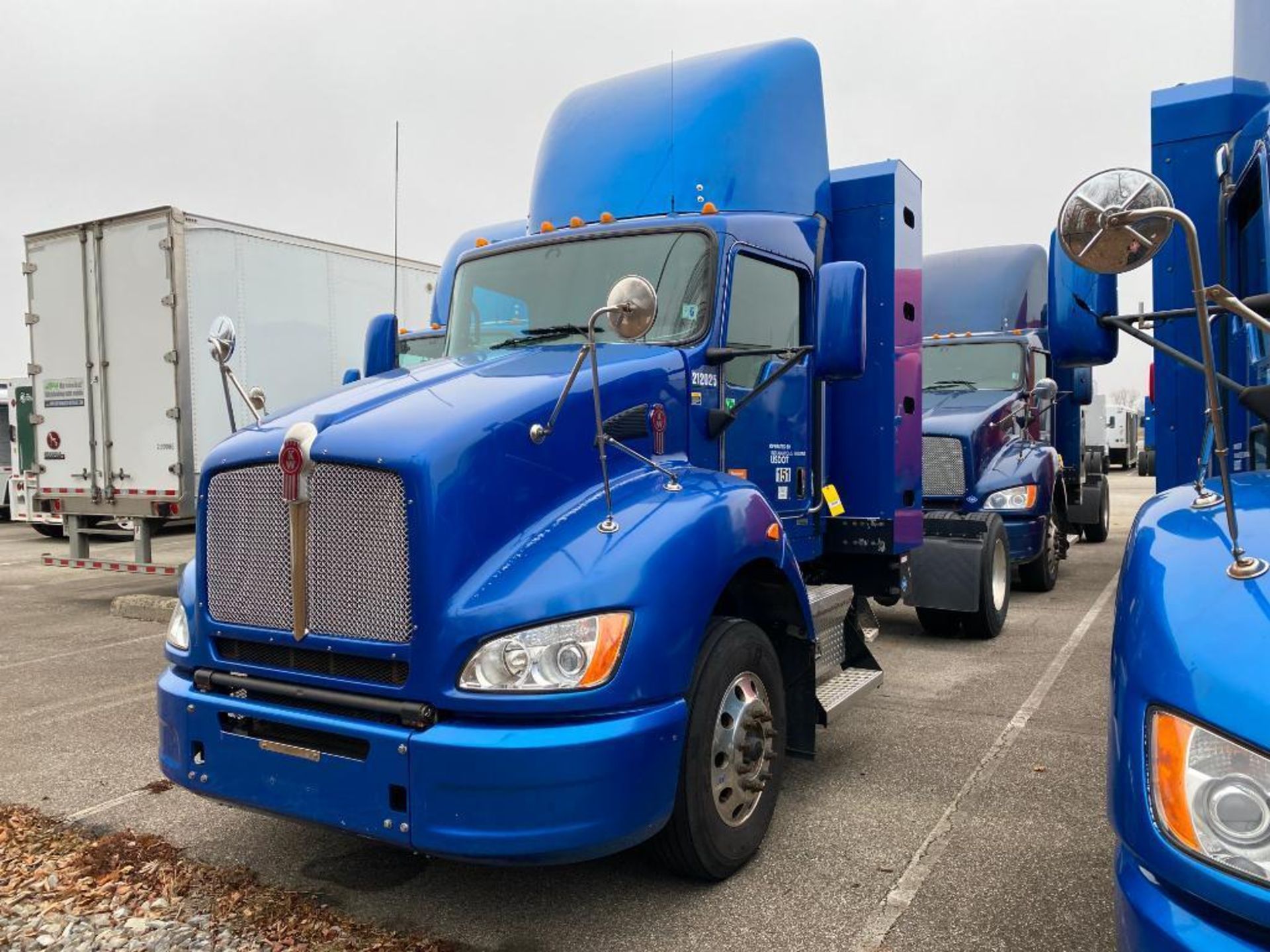 2013 KENWORTH T440 TRACTOR, SINGLE AXLE, DAY CAB, COMPRESSED NATURAL GAS (CNG), CUMMINS ISLG 320 CNG