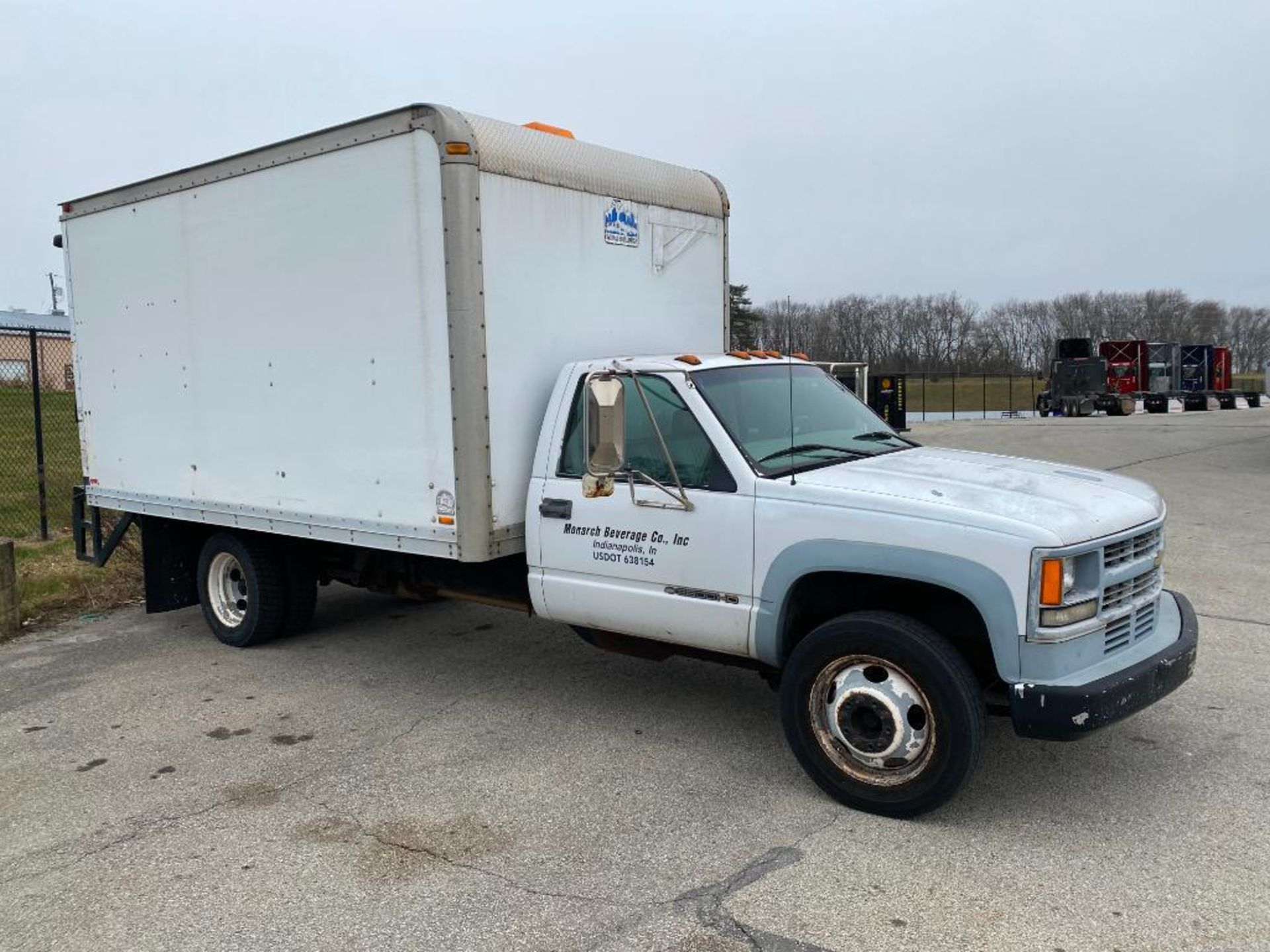 2000 CHEVROLET 3500HD BOX TRUCK, DUALS,NO LIFT GATE, GAS, 109,478 MILES, VIN 1GBKC34J9YF426089 - Image 4 of 6