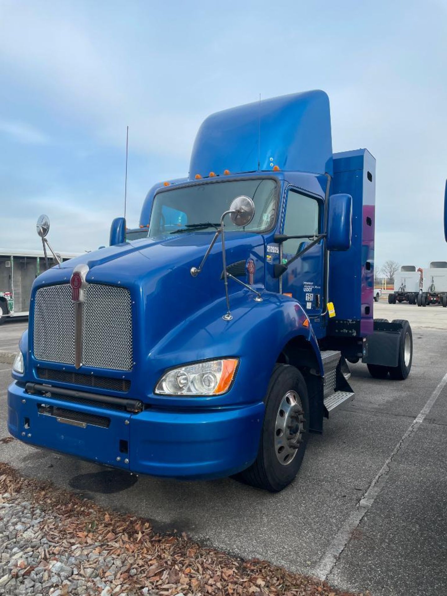 2013 KENWORTH T440 TRACTOR, SINGLE AXLE, DAY CAB, COMPRESSED NATURAL GAS (CNG), CUMMINS ISLG 320 CNG - Image 3 of 9