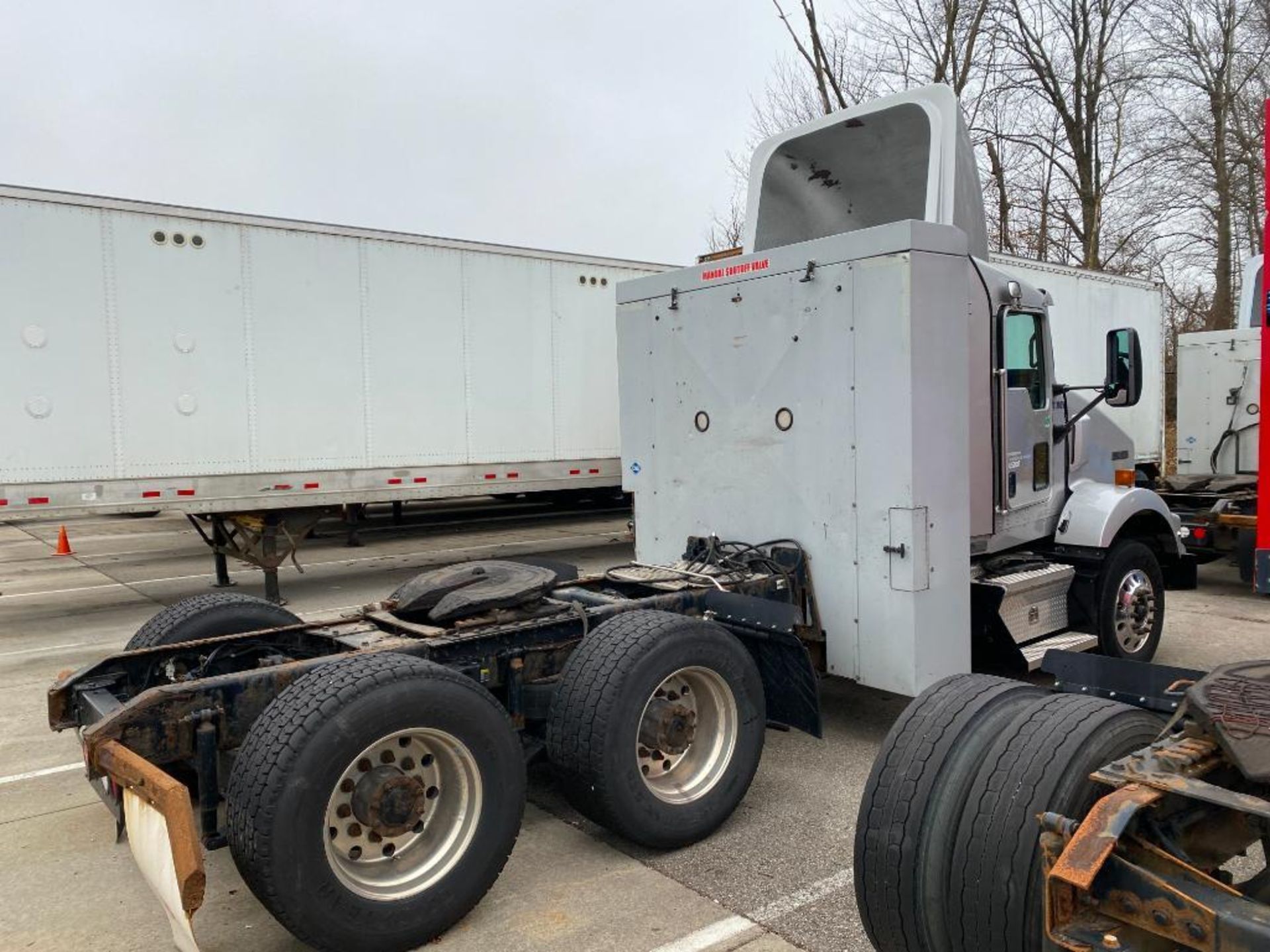 2014 KENWORTH T800 TRACTOR, TANDEM AXLE, DAY CAB, COMPRESSED NATURAL GAS (CNG), 412,208 MILES, VIN 1 - Image 6 of 9