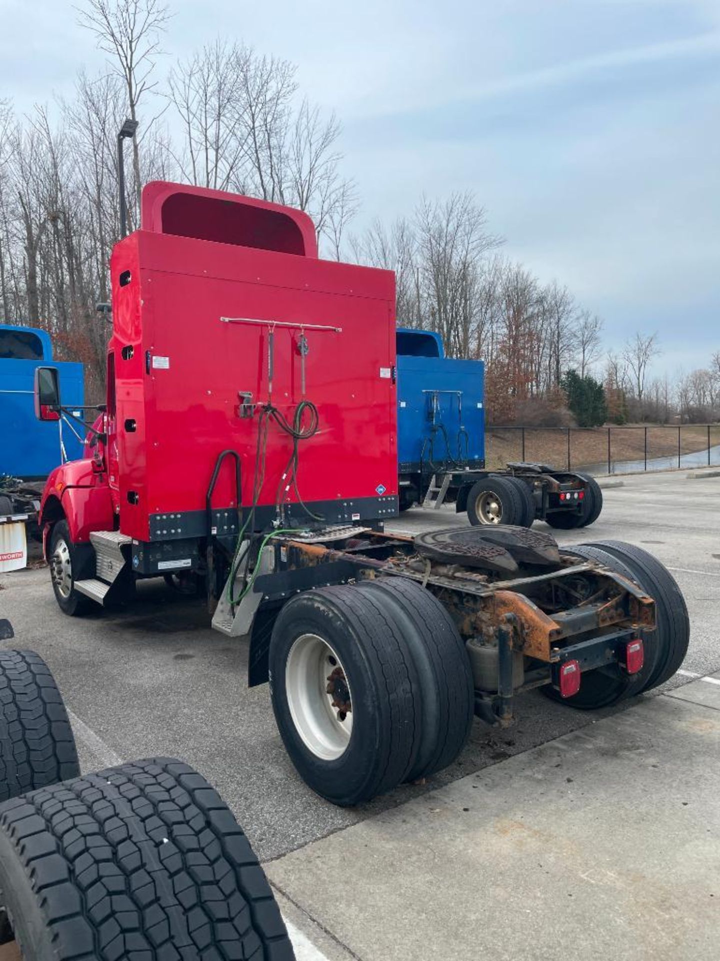 2013 KENWORTH T440 TRACTOR, SINGLE AXLE, DAY CAB, COMPRESSED NATURAL GAS (CNG), CUMMINS ISLG 320 CNG - Image 5 of 9