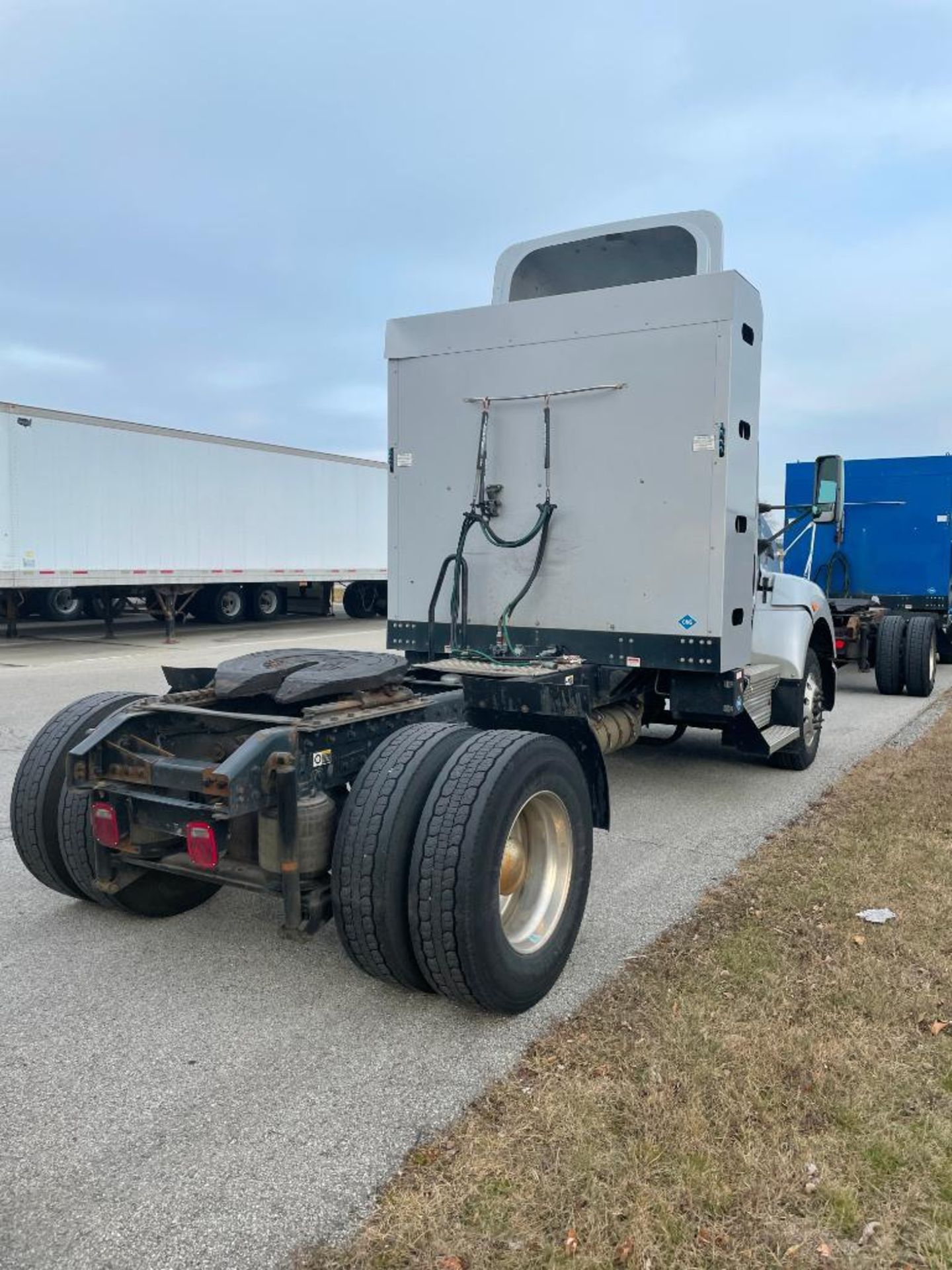 2013 KENWORTH T440 TRACTOR, SINGLE AXLE, DAY CAB, COMPRESSED NATURAL GAS (CNG), CUMMINS ISLG 320 CNG - Image 4 of 9