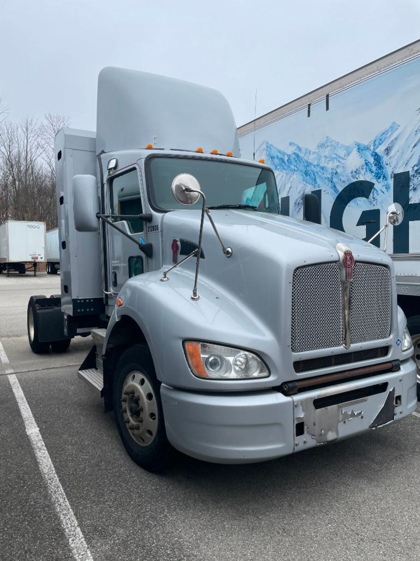 2013 KENWORTH T440 TRACTOR, SINGLE AXLE, DAY CAB, COMPRESSED NATURAL GAS (CNG), CUMMINS ISLG 320 CNG - Image 2 of 8