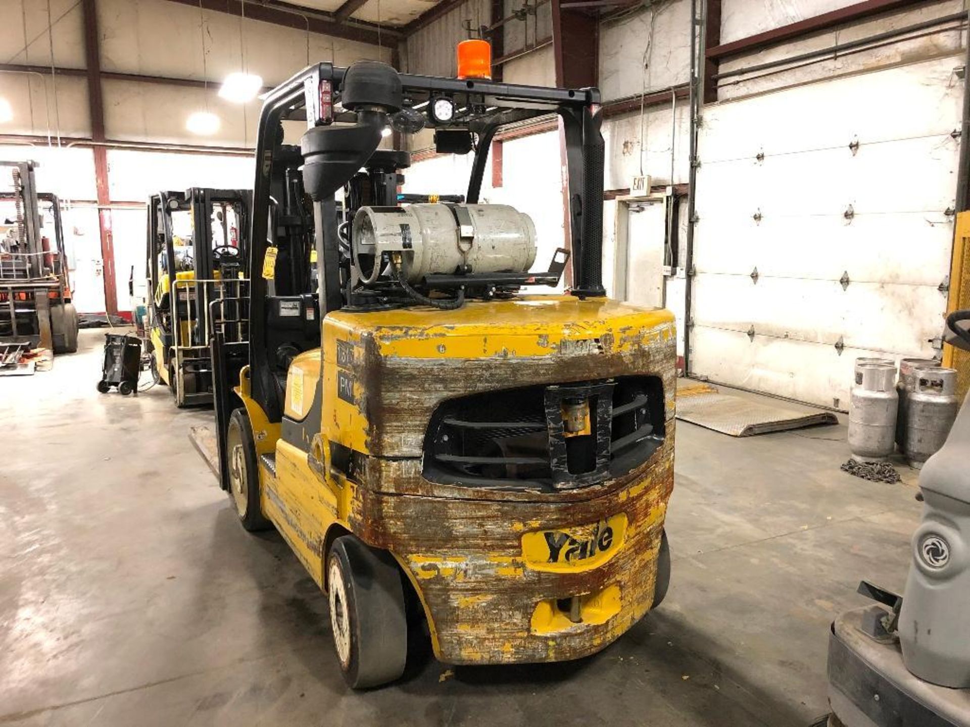 2015 YALE 15,500-LB. CAPACITY FORKLIFT, MODEL: GLC155VX, S/N: F879V01833N, LPG, SOLID TIRES, LEVER S - Image 4 of 5