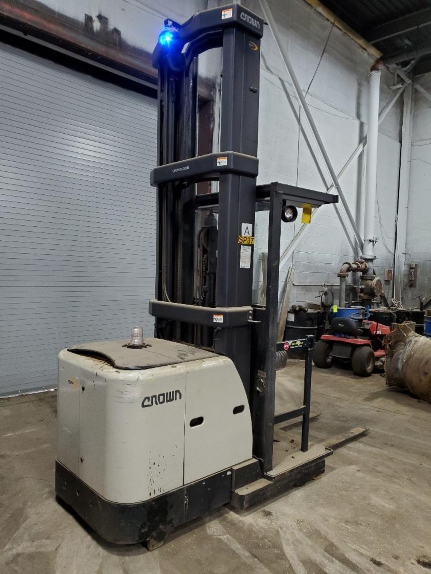 2012 CROWN 3500 SERIES STOCK ORDER PICKER, MODEL SP3520-30, 3,000 LB. CAPACITY, 24V, 131 1/2'' 3 STA - Image 5 of 26