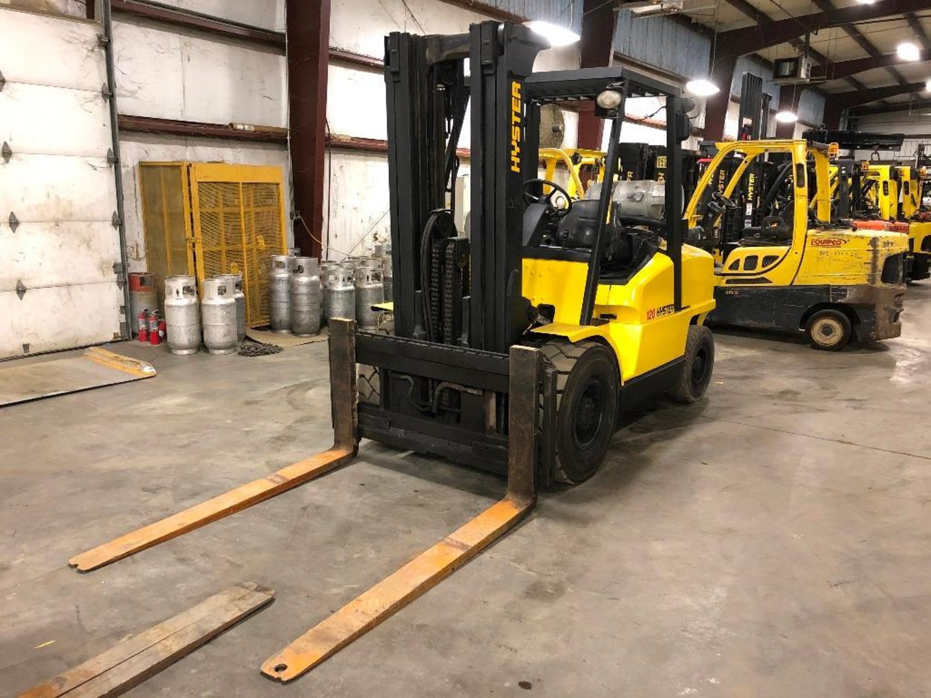 2006 HYSTER 12,000-LB. CAPACITY FORKLIFT, MODEL: H120FT, S/N: L005V08891D, LPG, PNEUMATIC TIRES, LEV - Image 2 of 5