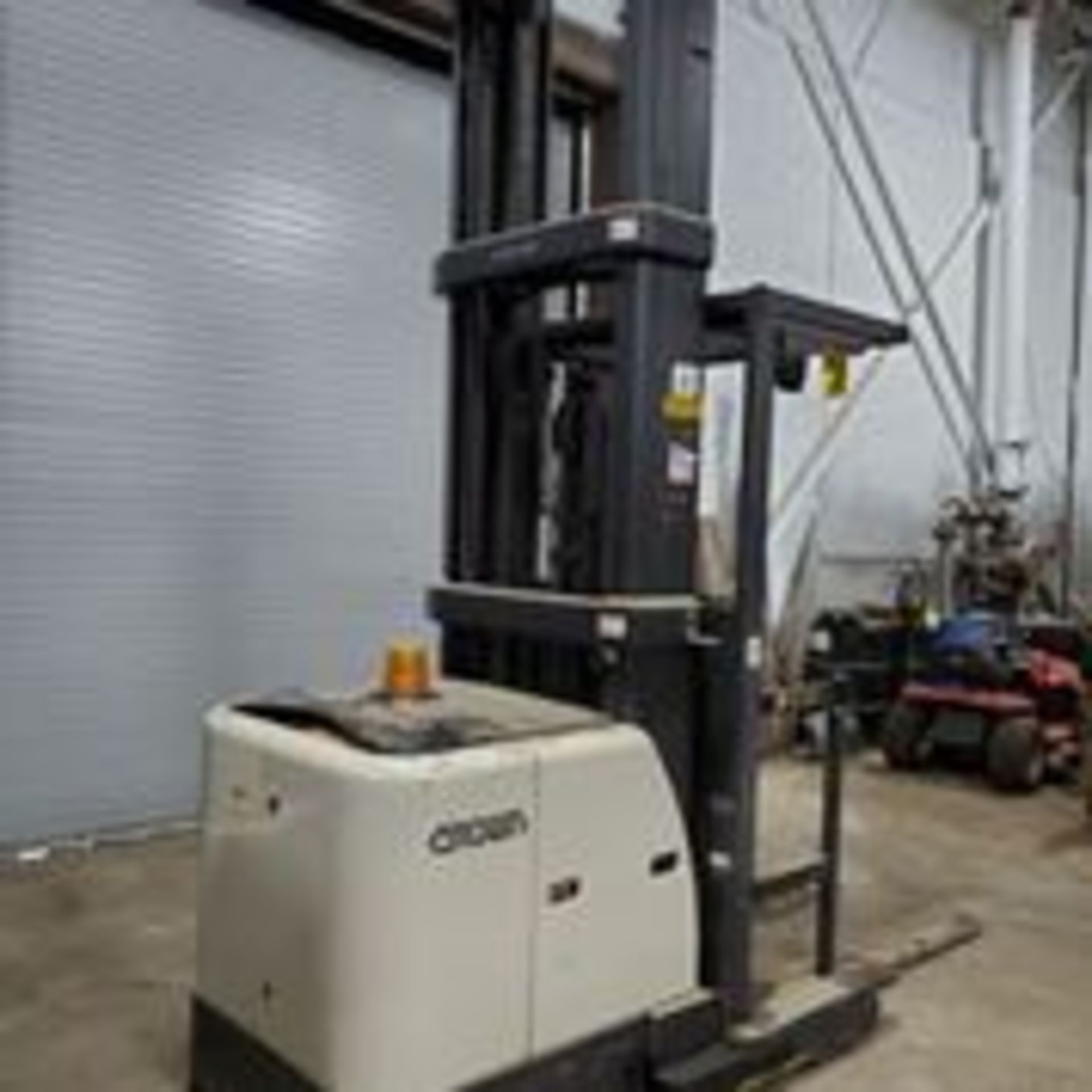 2012 CROWN 3500 SERIES STOCK ORDER PICKER, MODEL SP3520-30, 3,000 LB. CAPACITY - Image 3 of 13