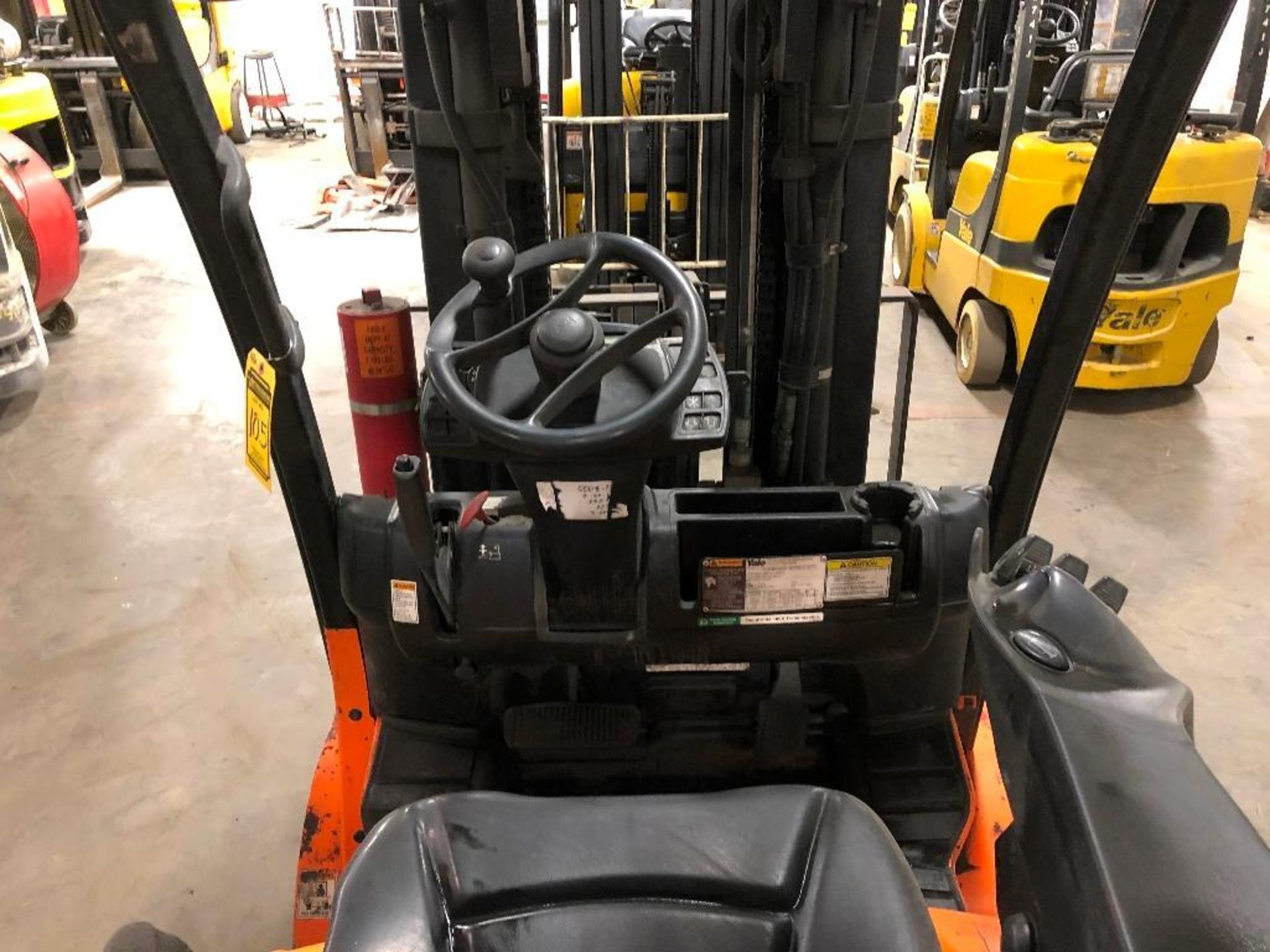 2014 YALE 8,000-LB. CAPACITY FORKLIFT, MODEL: GLC080, S/N: F818V02070M , LPG, LEVER SHIFT TRANSMISSI - Image 5 of 5