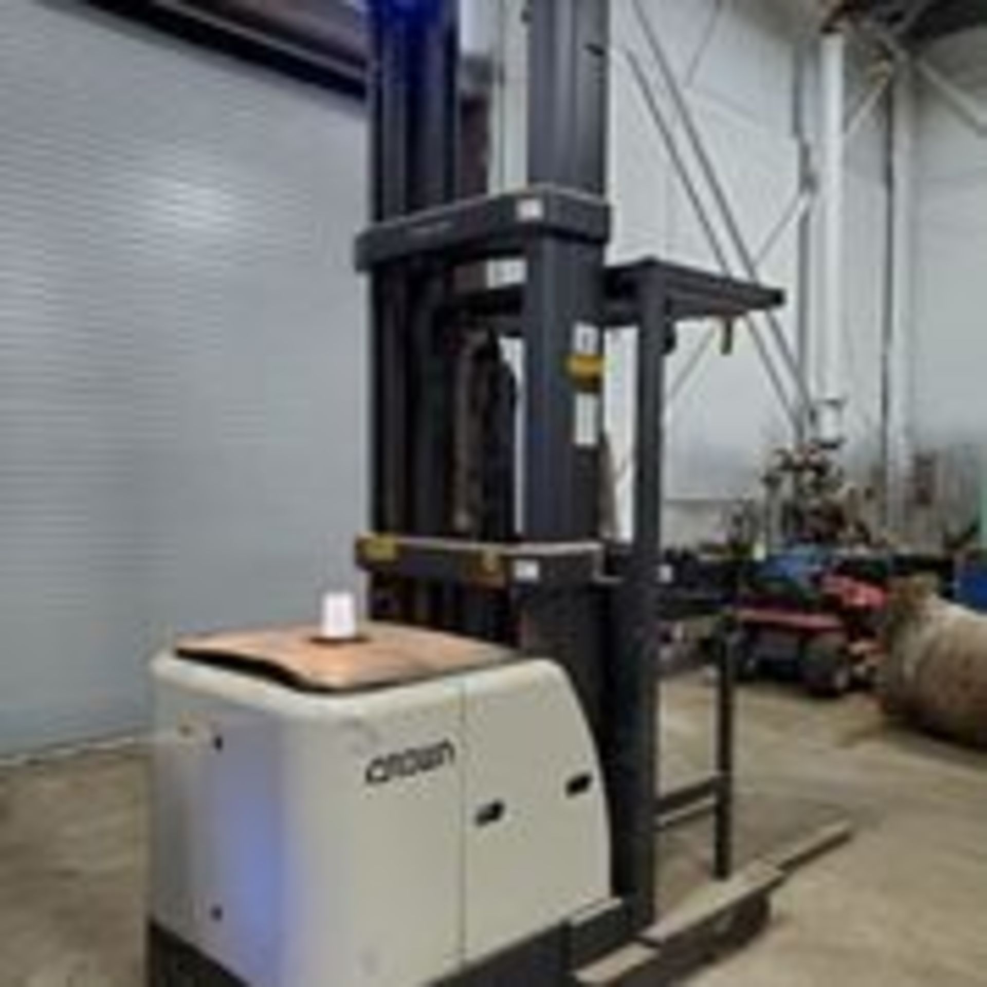 2012 CROWN 3500 SERIES STOCK ORDER PICKER, MODEL SP3520-30, 3,000 LB. CAPACITY - Image 4 of 13