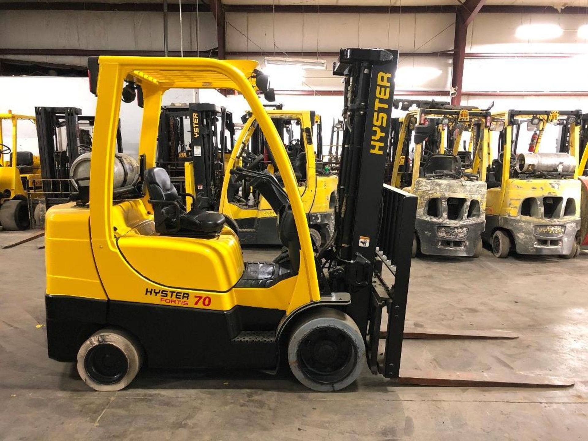 2010 HYSTER 7,000-LB. CAPACITY FORKLIFT, MODEL: S70FT, S/N: F187V14456G, LPG, LEVER SHIFT TRANSMISSI - Image 3 of 5