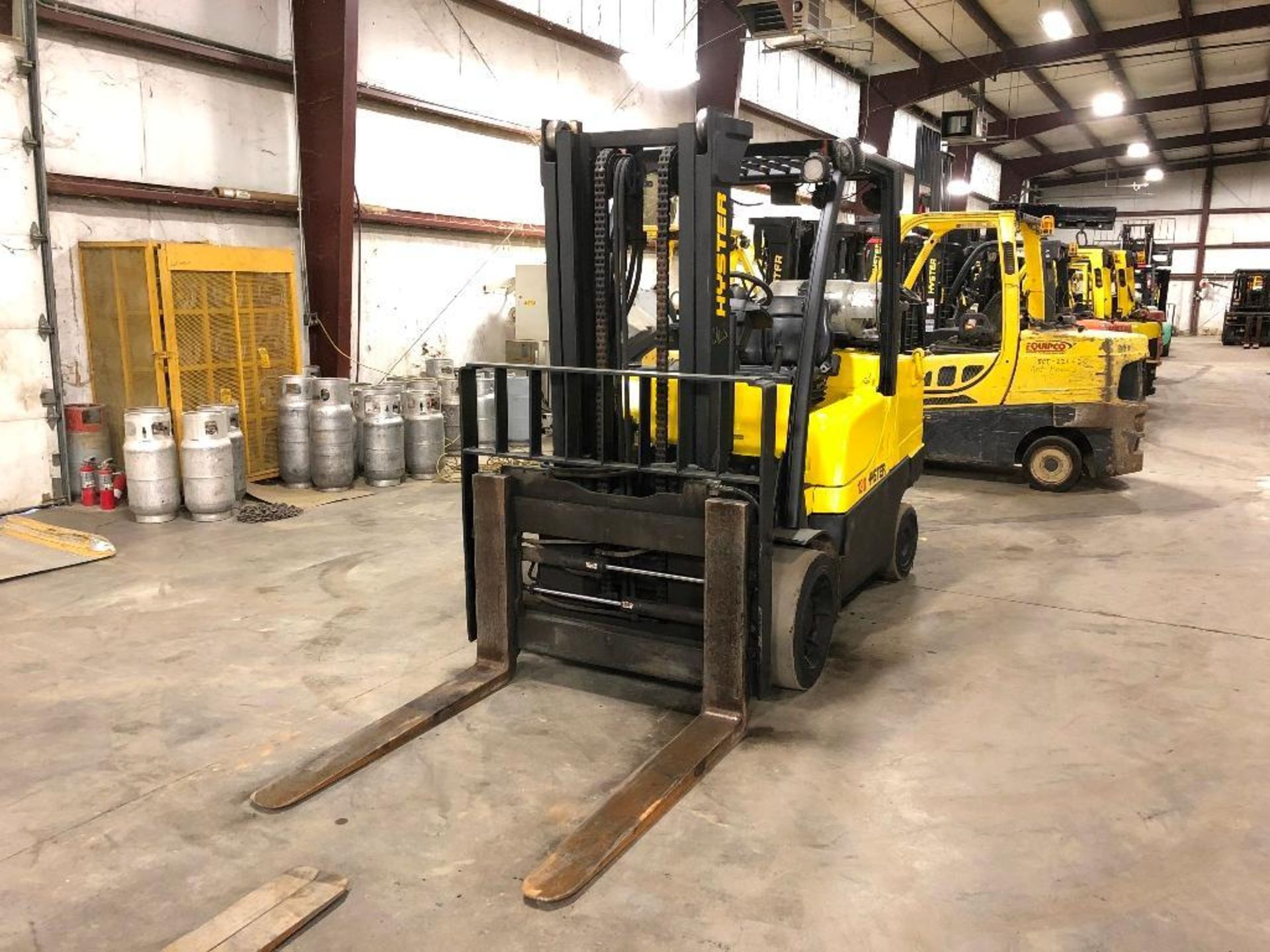 2010 HYSTER 12,000-LB. CAPACITY FORKLIFT, MODEL: S120FT, S/N: G004V04557G, LPG, SOLID TIRES, LEVER S - Image 2 of 5