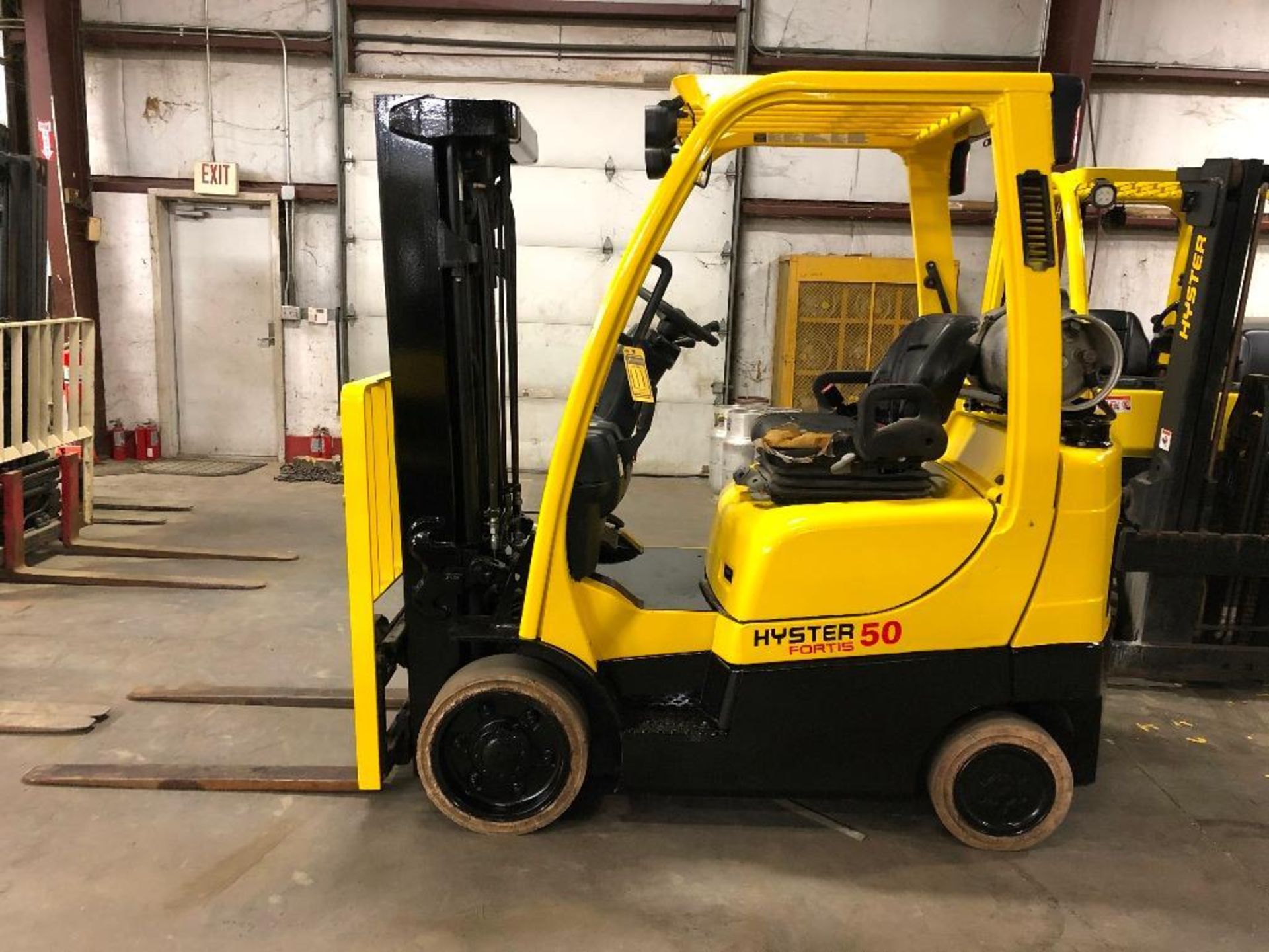 2014 HYSTER 5,000-LB. CAPACITY FORKLIFT, MODEL: S50FT, S/N: F187V25824M, LPG, LEVER SHIFT TRANSMISSI