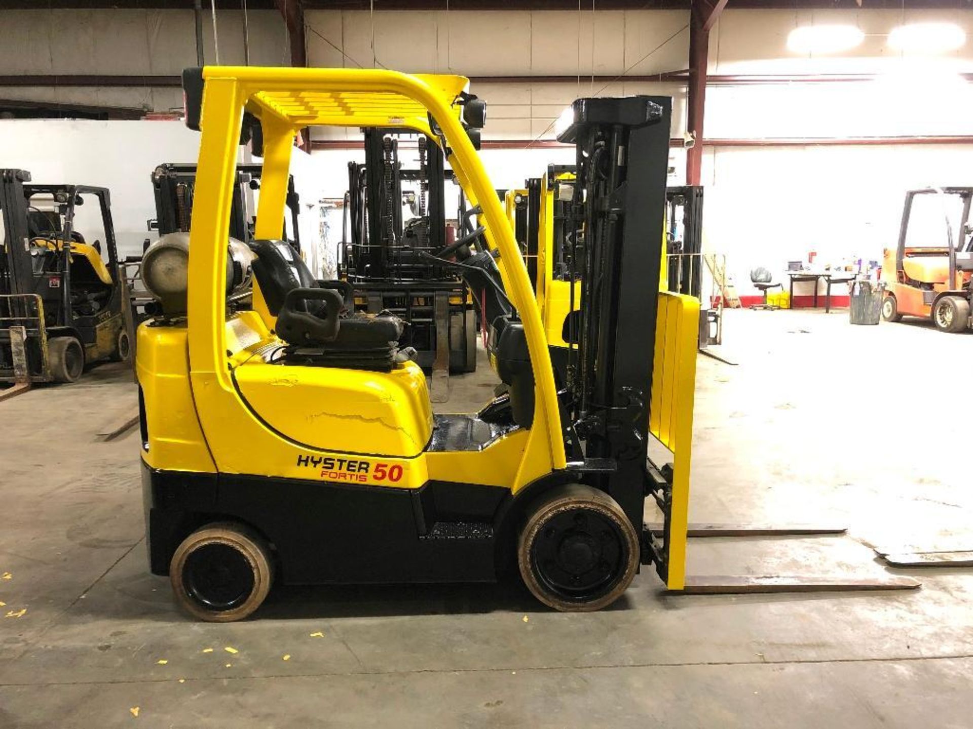 2014 HYSTER 5,000-LB. CAPACITY FORKLIFT, MODEL: S50FT, S/N: F187V25824M, LPG, LEVER SHIFT TRANSMISSI - Image 3 of 5