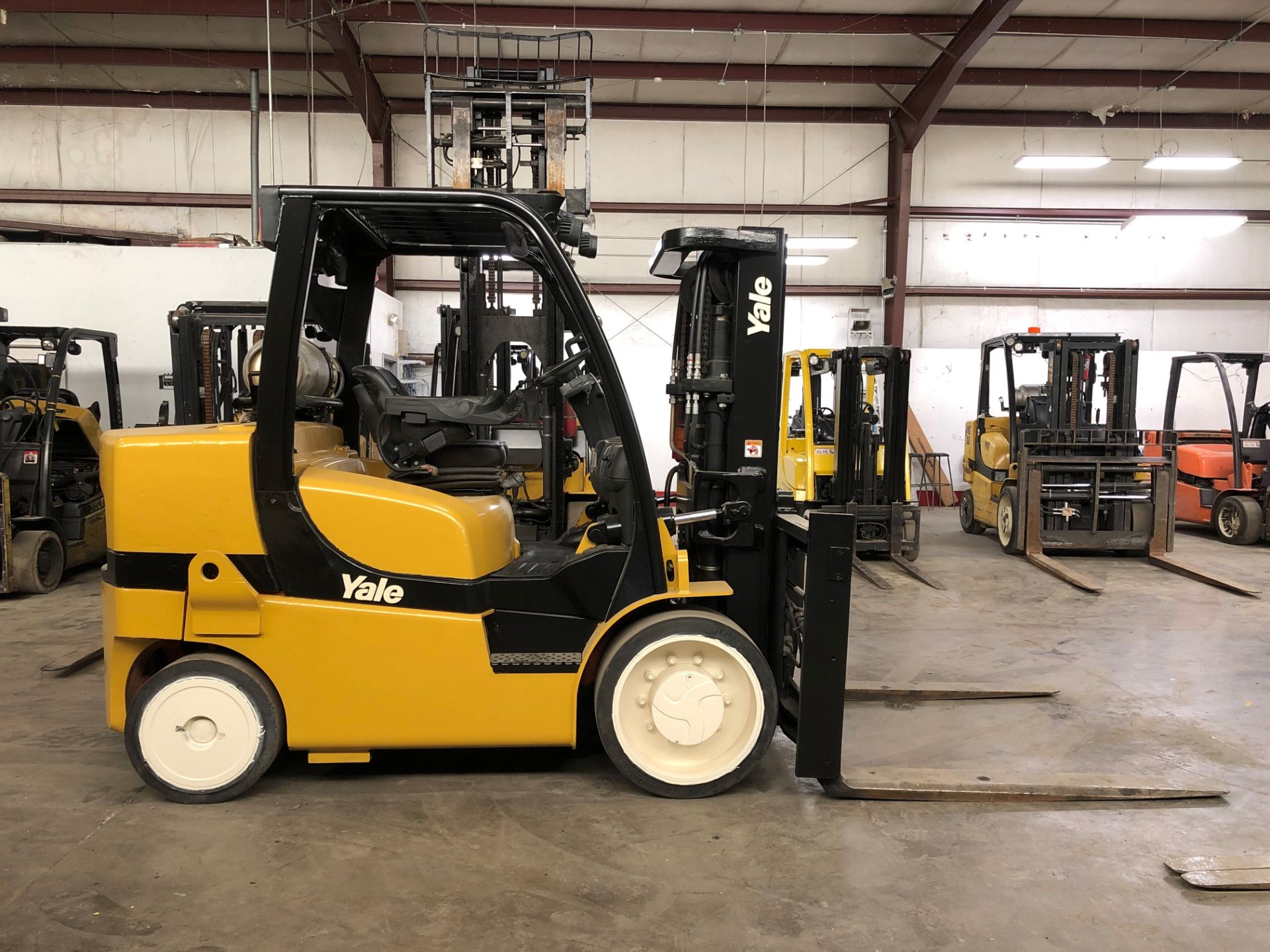 2014 YALE 15,500-LB. CAPACITY FORKLIFT, MODEL: GLC155VX, S/N: F879V01827M, LPG, SOLID TIRES, LEVER S - Image 2 of 5