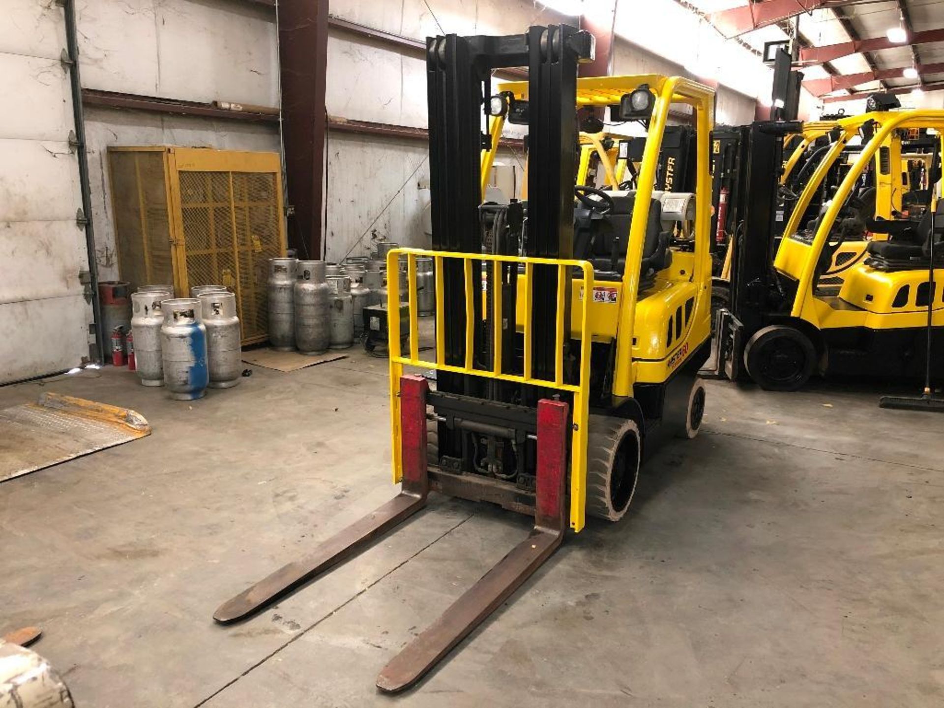 2016 HYSTER 6,000-LB., MODEL: S60FT, S/N: H187V05490P, LPG, LEVER SHIFT TRANSMISSION, SOLID NON-MARK - Image 2 of 5