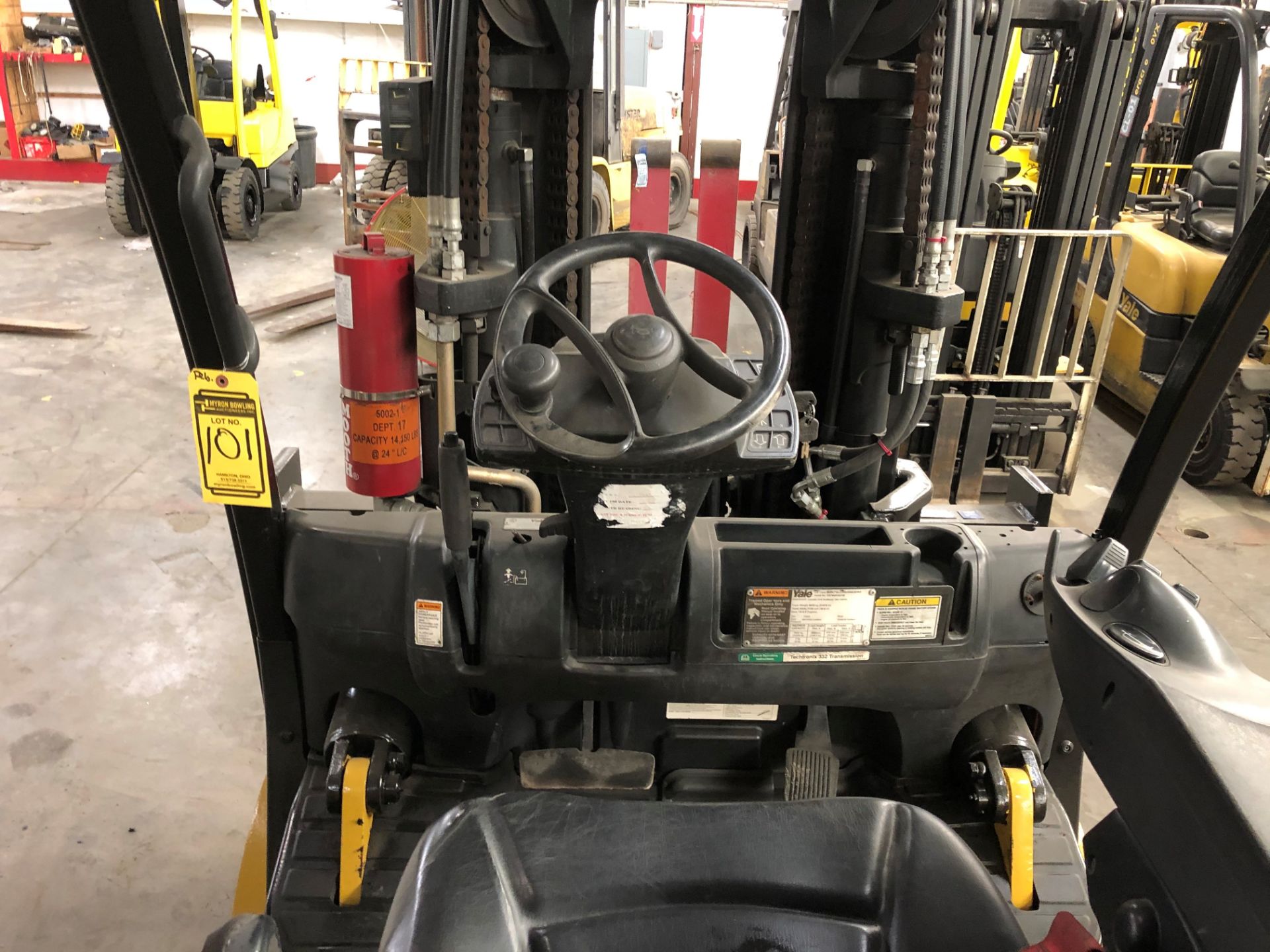 2014 YALE 15,500-LB. CAPACITY FORKLIFT, MODEL: GLC155VX, S/N: F879V01827M, LPG, SOLID TIRES, LEVER S - Image 4 of 5