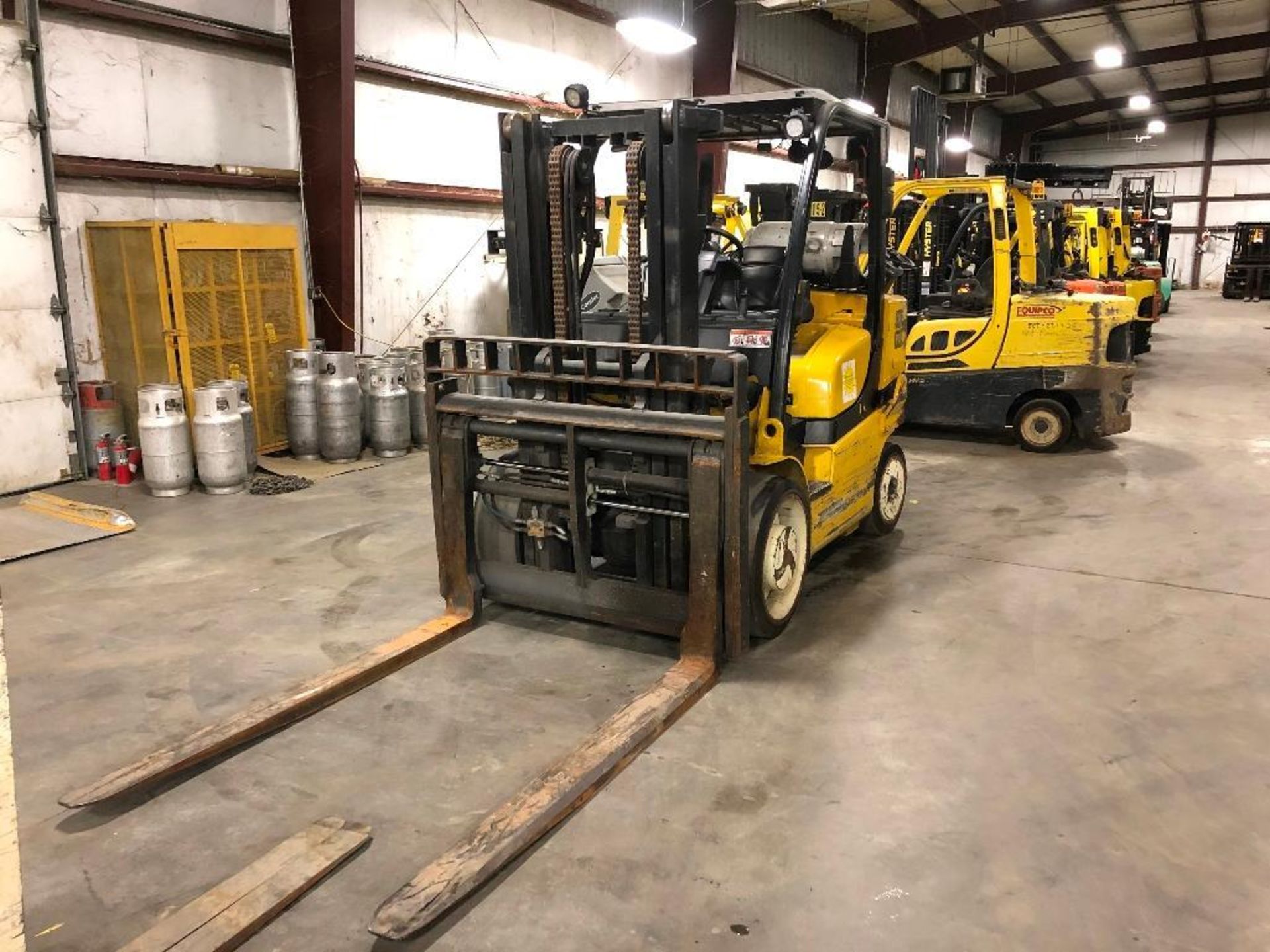 2015 YALE 15,500-LB. CAPACITY FORKLIFT, MODEL: GLC155VX, S/N: F879V01833N, LPG, SOLID TIRES, LEVER S - Image 2 of 5