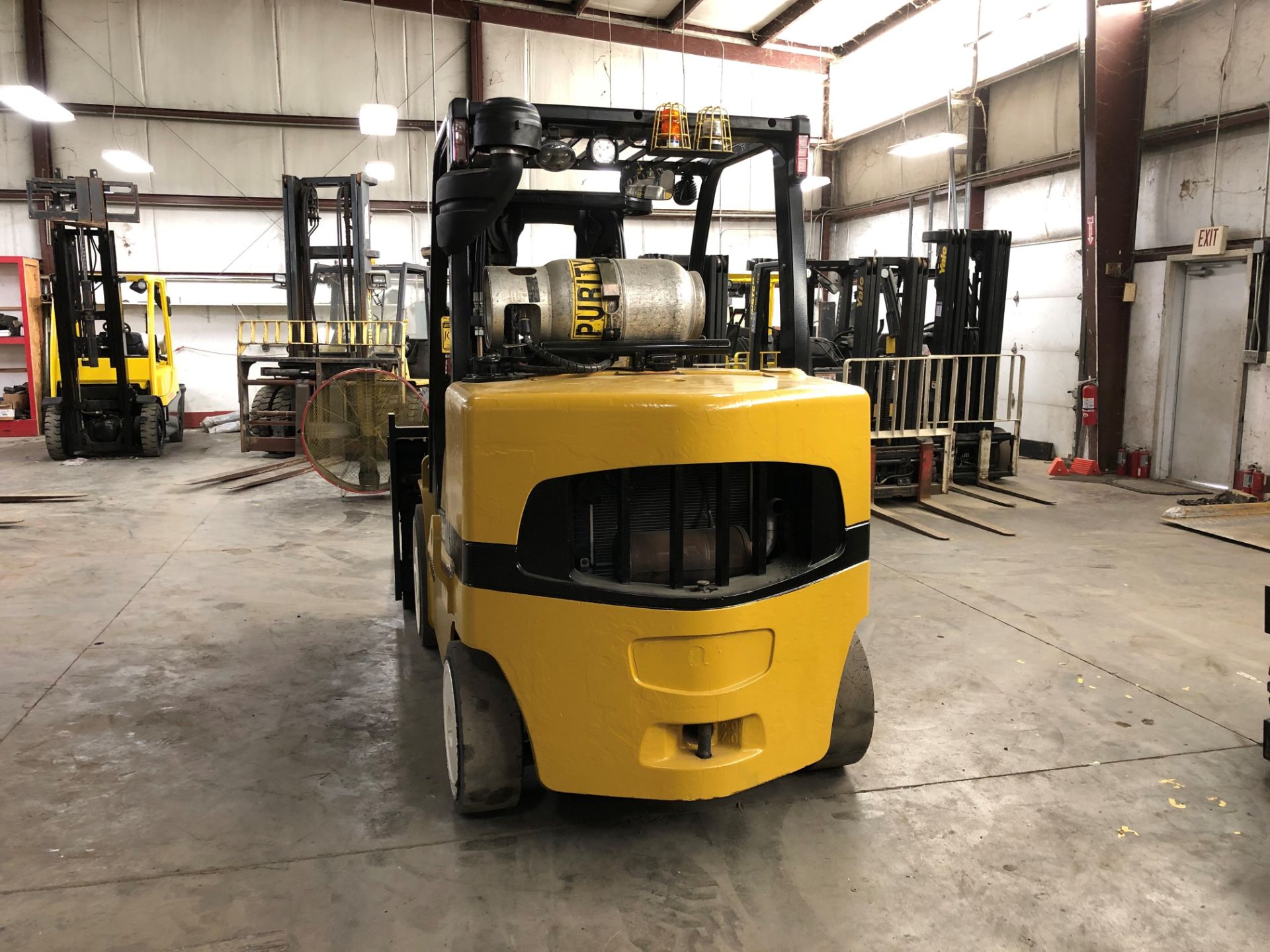 2014 YALE 15,500-LB. CAPACITY FORKLIFT, MODEL: GLC155VX, S/N: F879V01827M, LPG, SOLID TIRES, LEVER S - Image 3 of 5