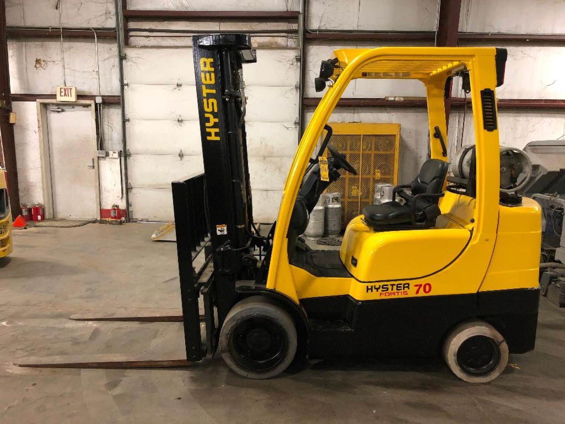 2010 HYSTER 7,000-LB. CAPACITY FORKLIFT, MODEL: S70FT, S/N: F187V14456G, LPG, LEVER SHIFT TRANSMISSI