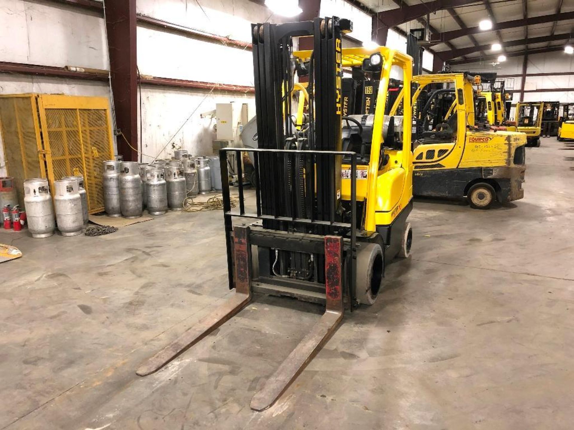 2010 HYSTER 7,000-LB. CAPACITY FORKLIFT, MODEL: S70FT, S/N: F187V14456G, LPG, LEVER SHIFT TRANSMISSI - Image 2 of 5