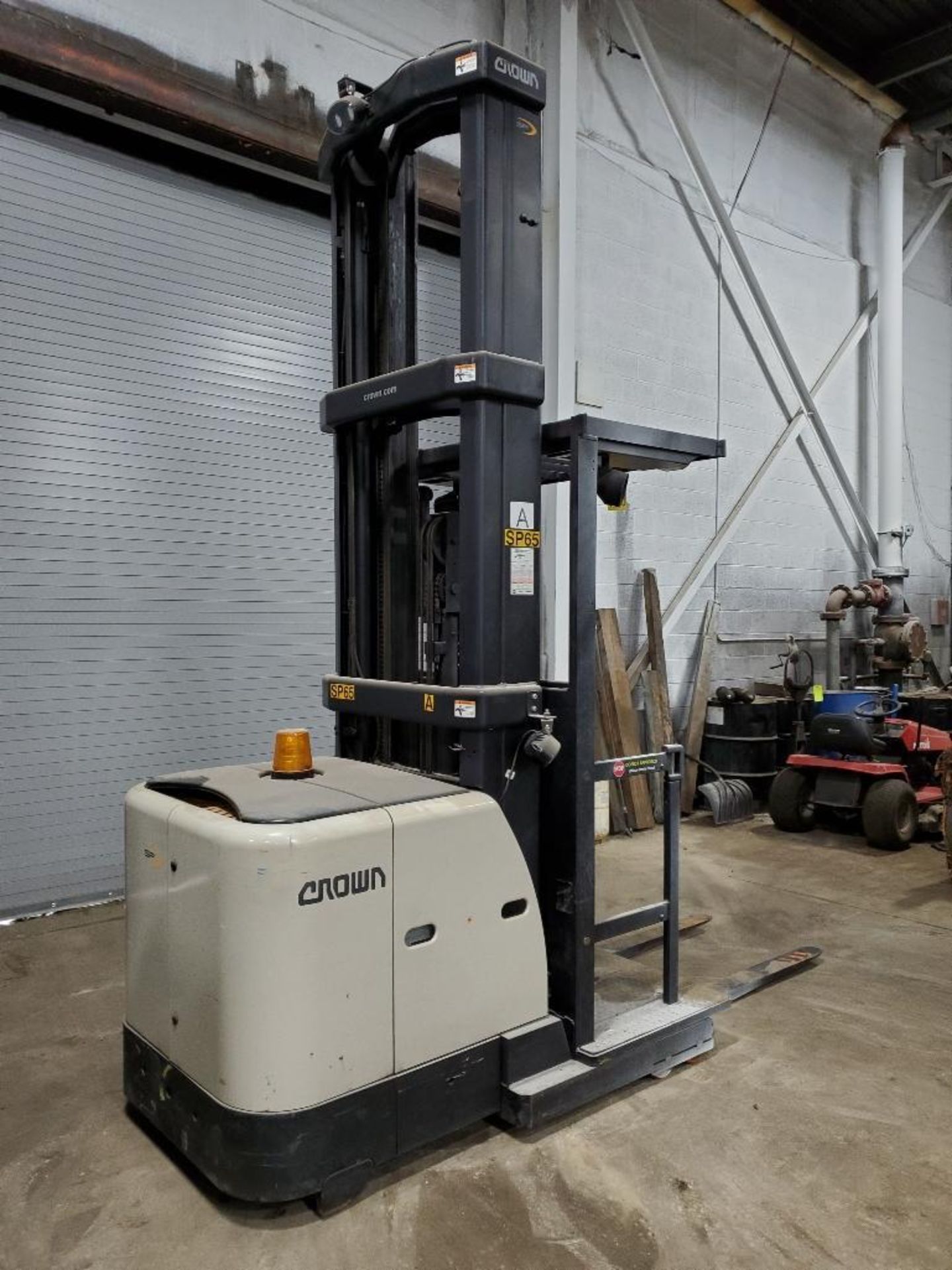 2012 CROWN 3500 SERIES STOCK ORDER PICKER, MODEL SP3520-30, 3,000 LB. CAPACITY, 24V, 131 1/2'' 3 STA - Image 5 of 15