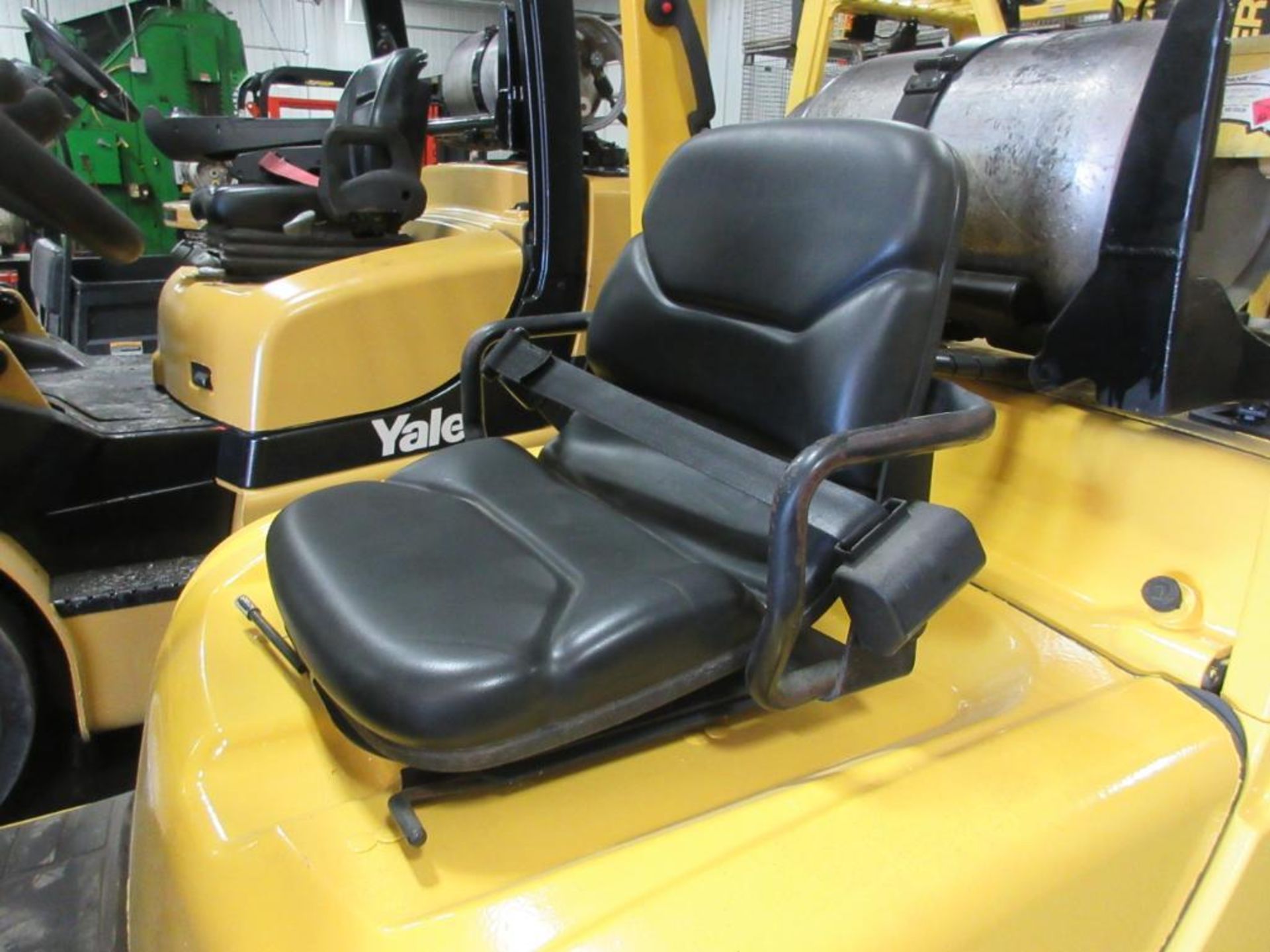 2009 HYSTER 7,000-LB. CAP. LPG FORKLIFT, 3-STAGE MAST, 187 IN. MAX. LOAD HT., CUSHION TIRES, LEVER - Image 5 of 6